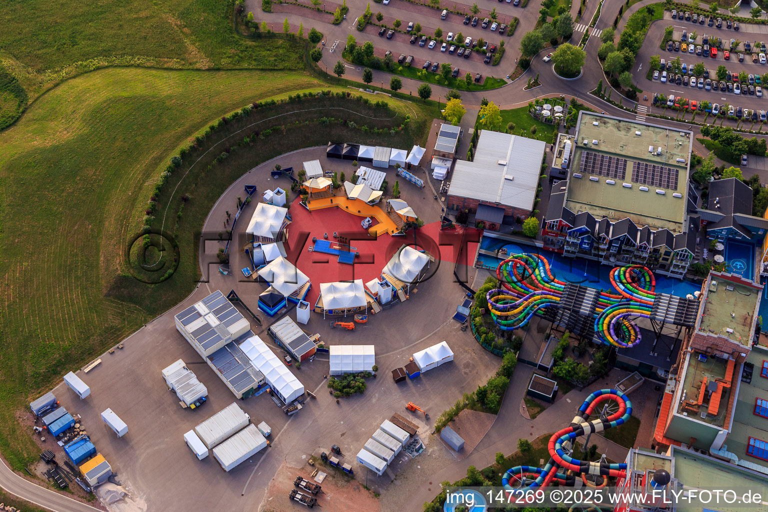 Luftbild von Vildfål - Freifall-Rutsche und "Immer Wieder Sonntags"-Arena des Rulantica im Europapark Rust im Bundesland Baden-Württemberg, Deutschland