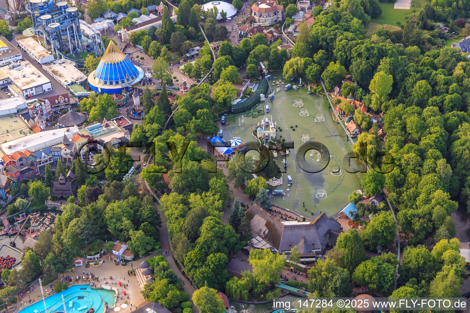 Tiroler Wildwasserbahn, FoodLoop, Josefinas kaiserliche Zauberreise und  Wichtelhausen des Europapark Rust im Bundesland Baden-Württemberg, Deutschland
