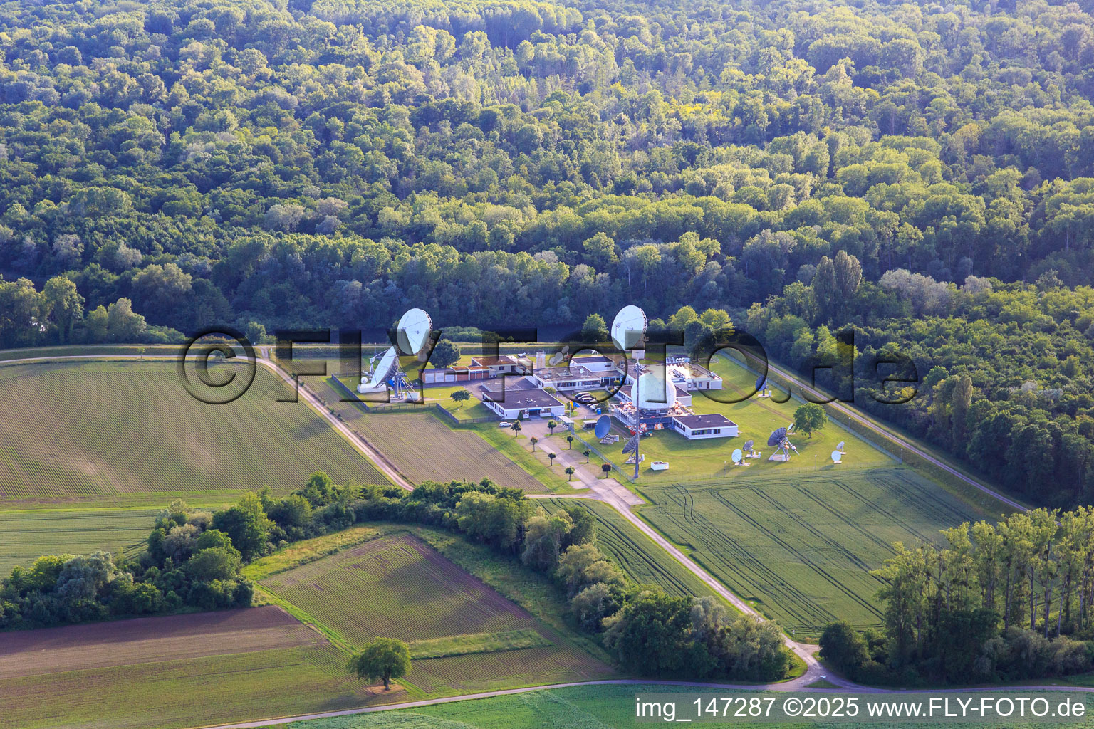 Luftbild von Parabolfunkantennen des Bundesnachrichtendienst Außenstelle Rheinhausen im Ortsteil Niederhausen im Bundesland Baden-Württemberg, Deutschland