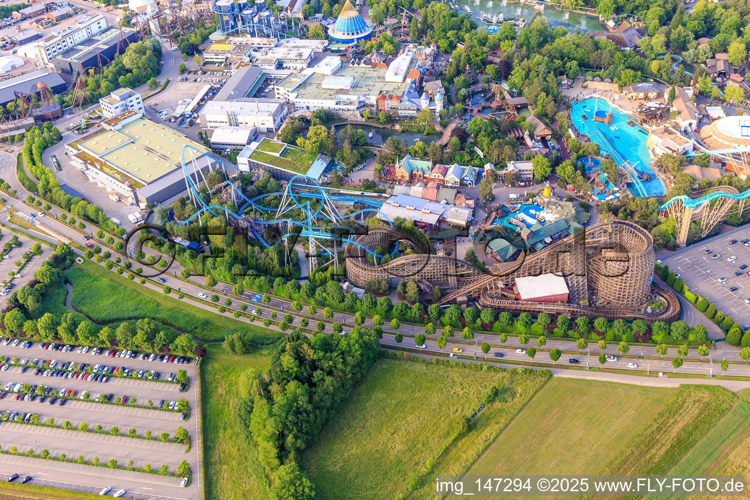 Blue fire Megacoaster, Atlantica SuperSplash und WODAN – Timburcoaster des Europapark Rust im Bundesland Baden-Württemberg, Deutschland