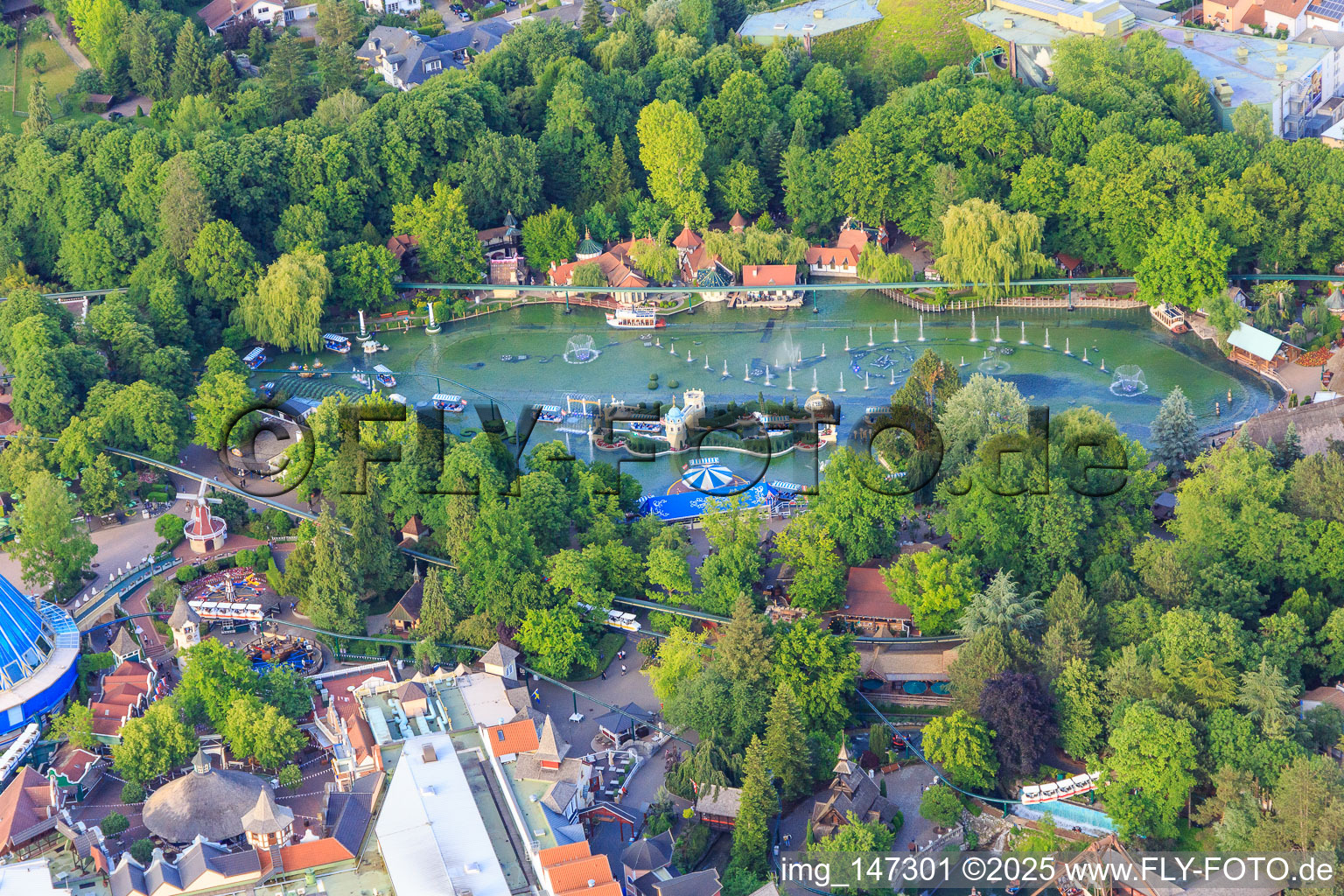 Themenbereich Grimms Märchenwald mit Donau Dampfer, Josefinas kaiserliche Zauberreise und  Wichtelhausen des Europapark Rust im Bundesland Baden-Württemberg, Deutschland