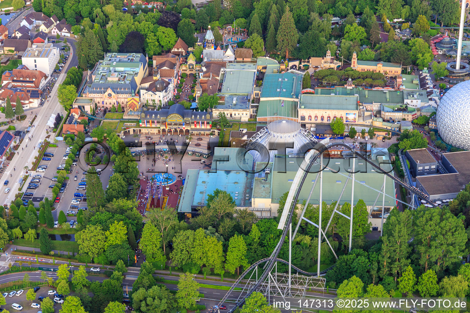 Haupteingang mit Europa-Park Dome und  EP-Express-Station "Alexanderplatz" des Europapark Rust im Bundesland Baden-Württemberg, Deutschland