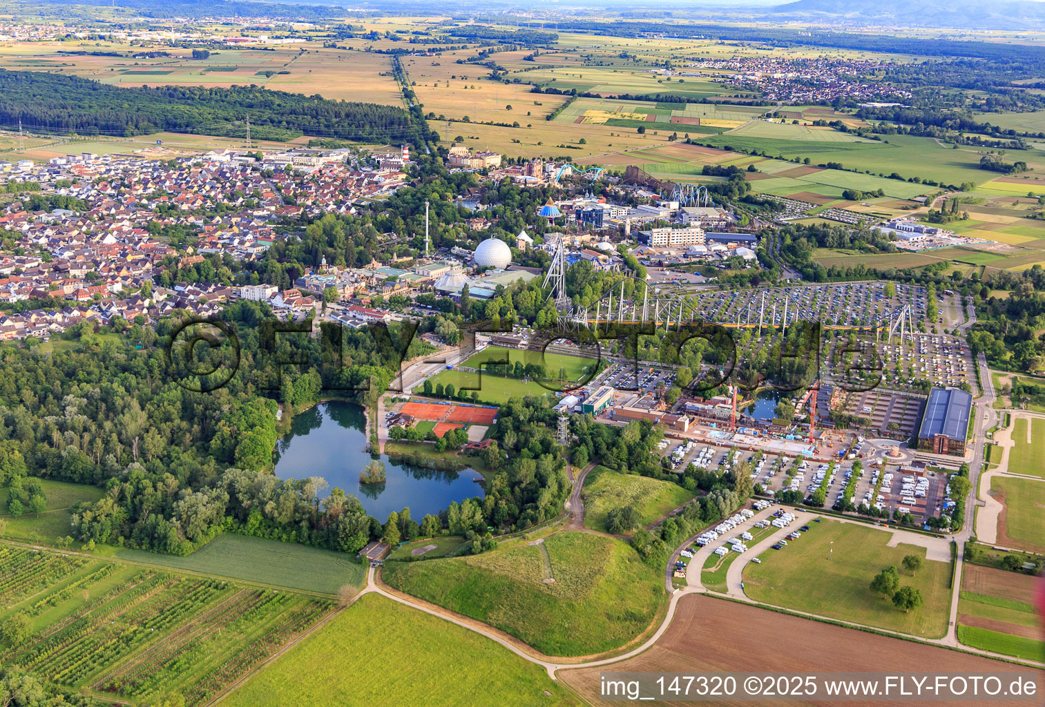 Ansicht des Europapark Rust von Norden hinterm  Badesee Rust (Allmendsee) - OG31 im Bundesland Baden-Württemberg, Deutschland