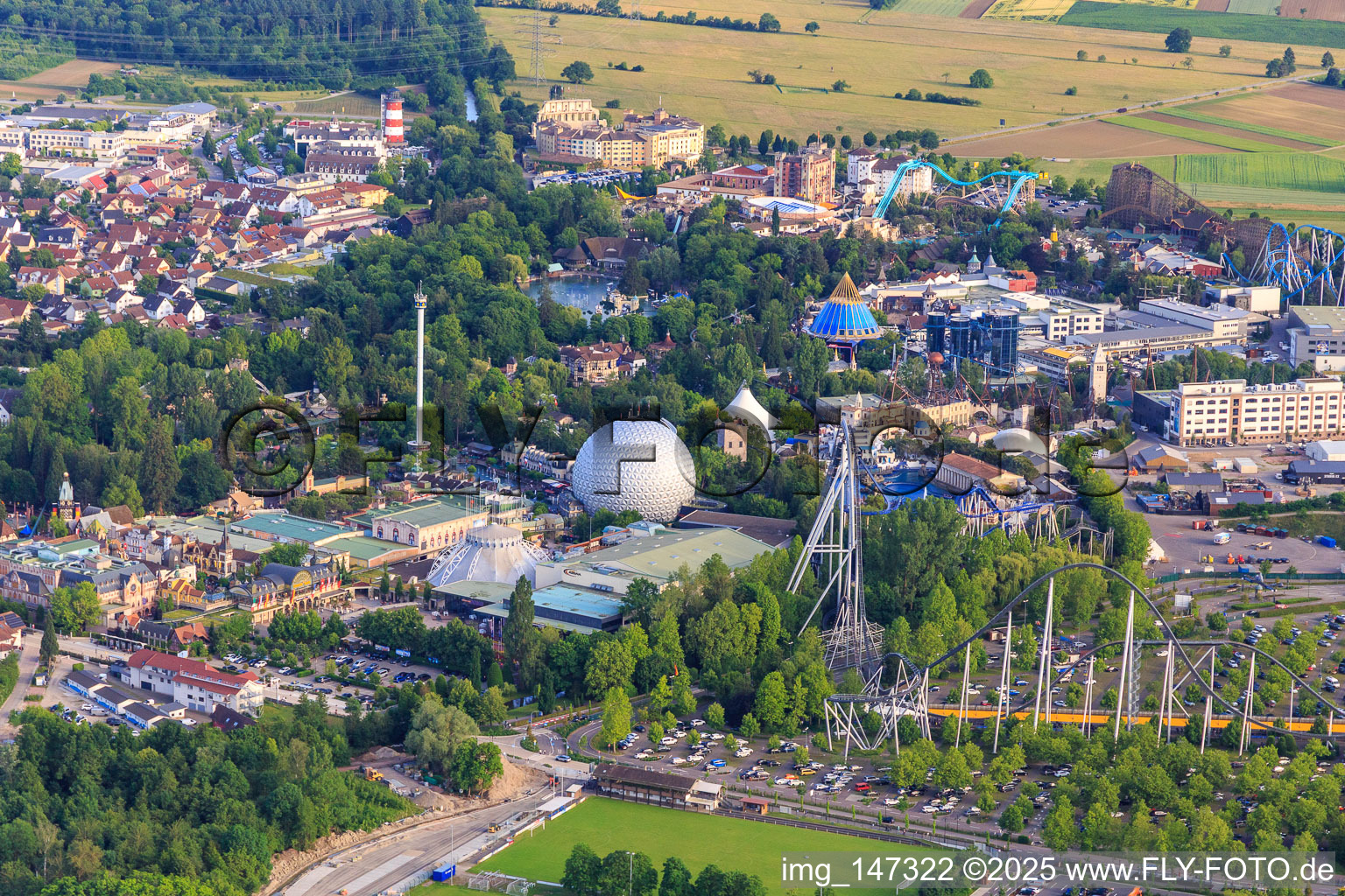 Ansicht von Norden mit Euro-Tower Eurosat - CanCan Coaster, Europa-Park Dome des Europapark Rust im Bundesland Baden-Württemberg, Deutschland