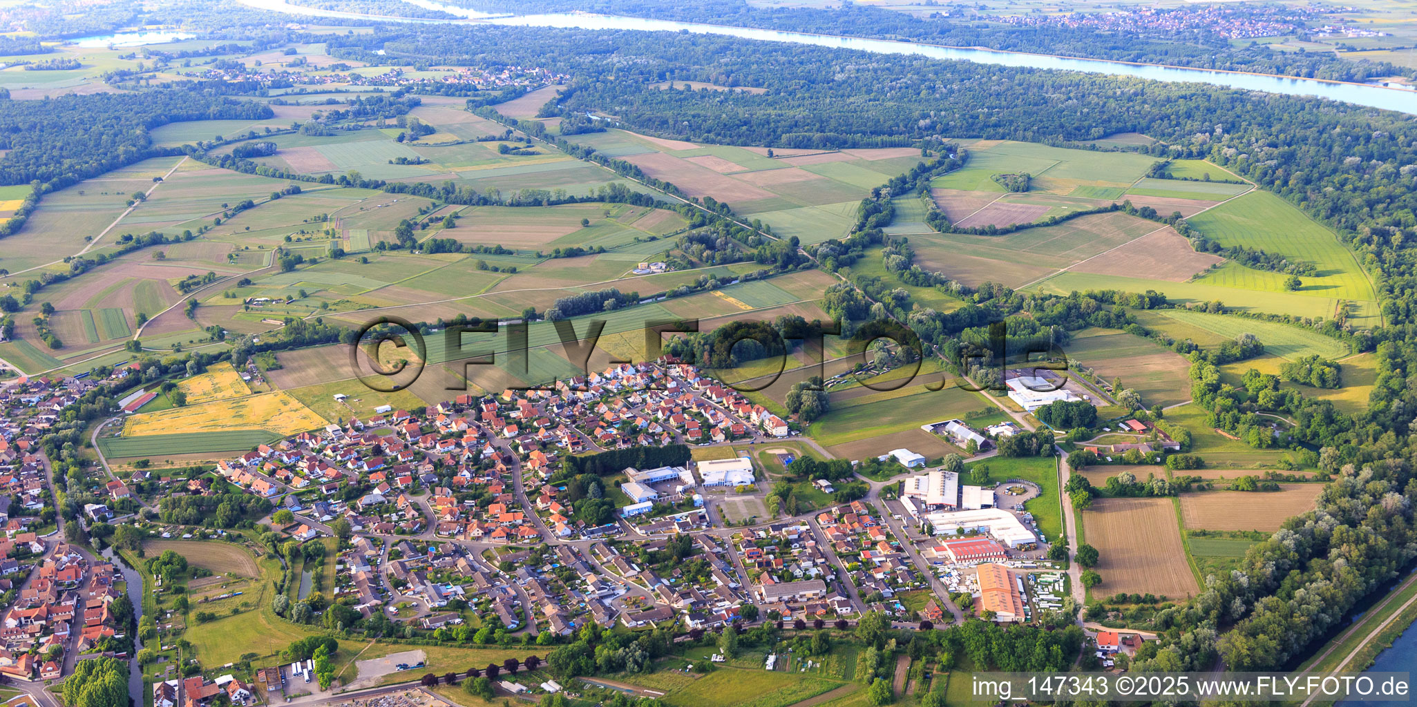 Ortsansicht am Rhein aus Süden in Rhinau im Bundesland Bas-Rhin, Frankreich