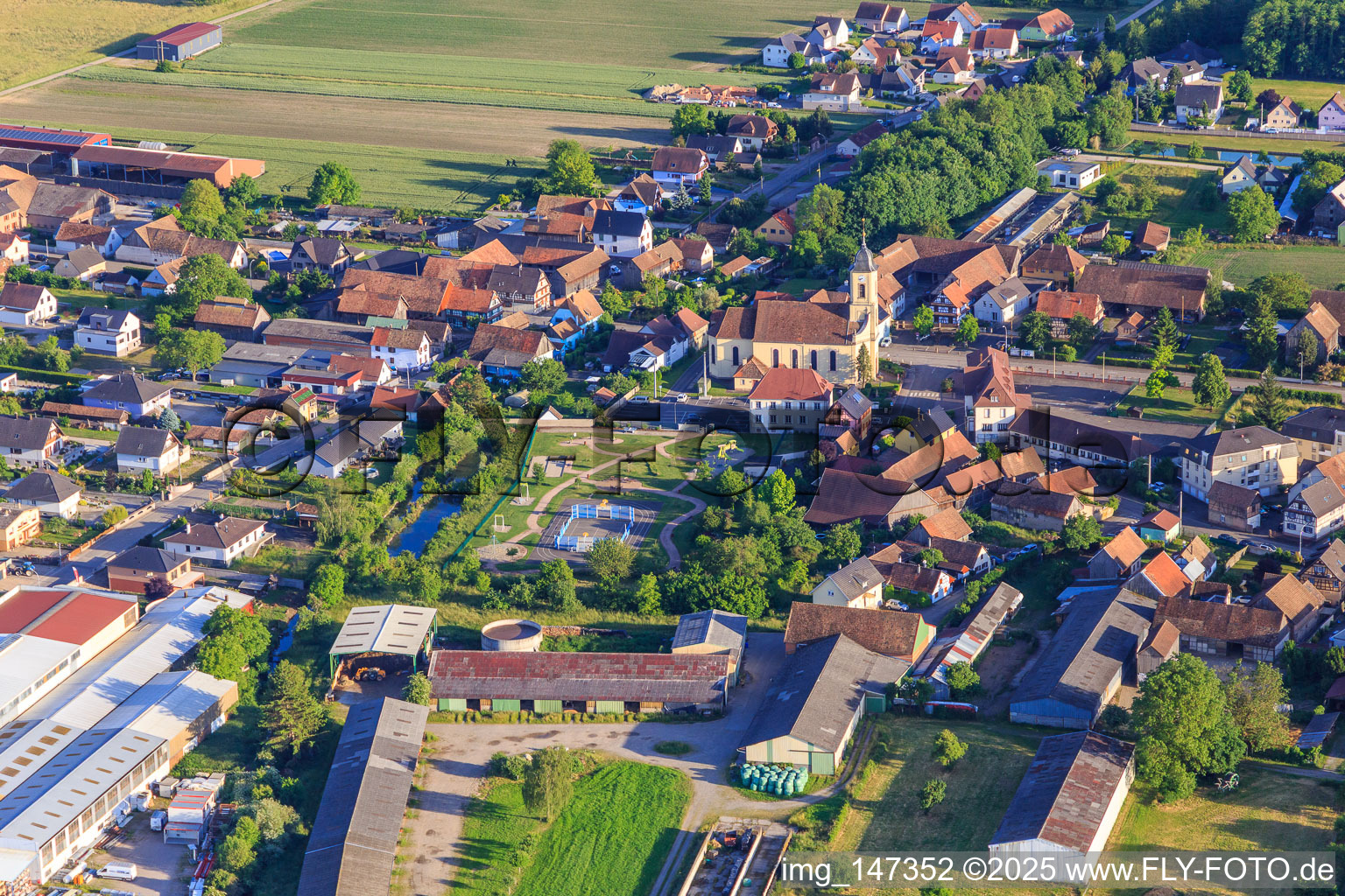 Parc inter générationnel am Rathaus und an der Kirche Église Saint Ulrich de Bindernheim im Bundesland Bas-Rhin, Frankreich