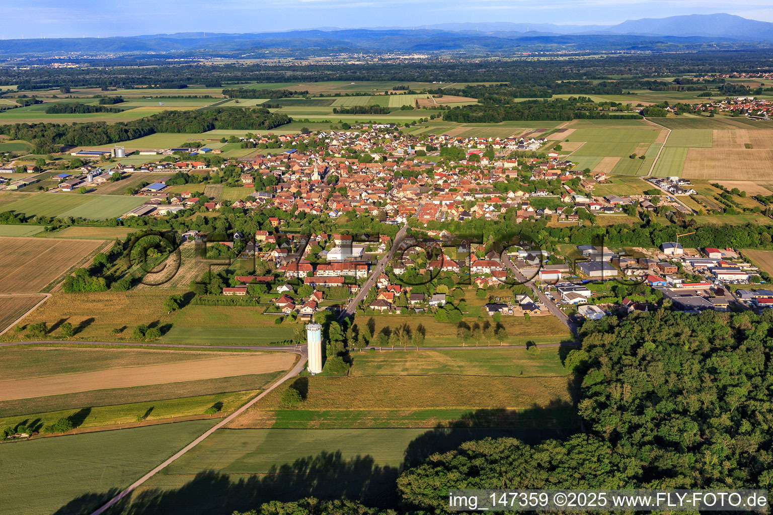 Ortsansicht aus Westen hinterm Wasserturm in Sundhouse im Bundesland Bas-Rhin, Frankreich