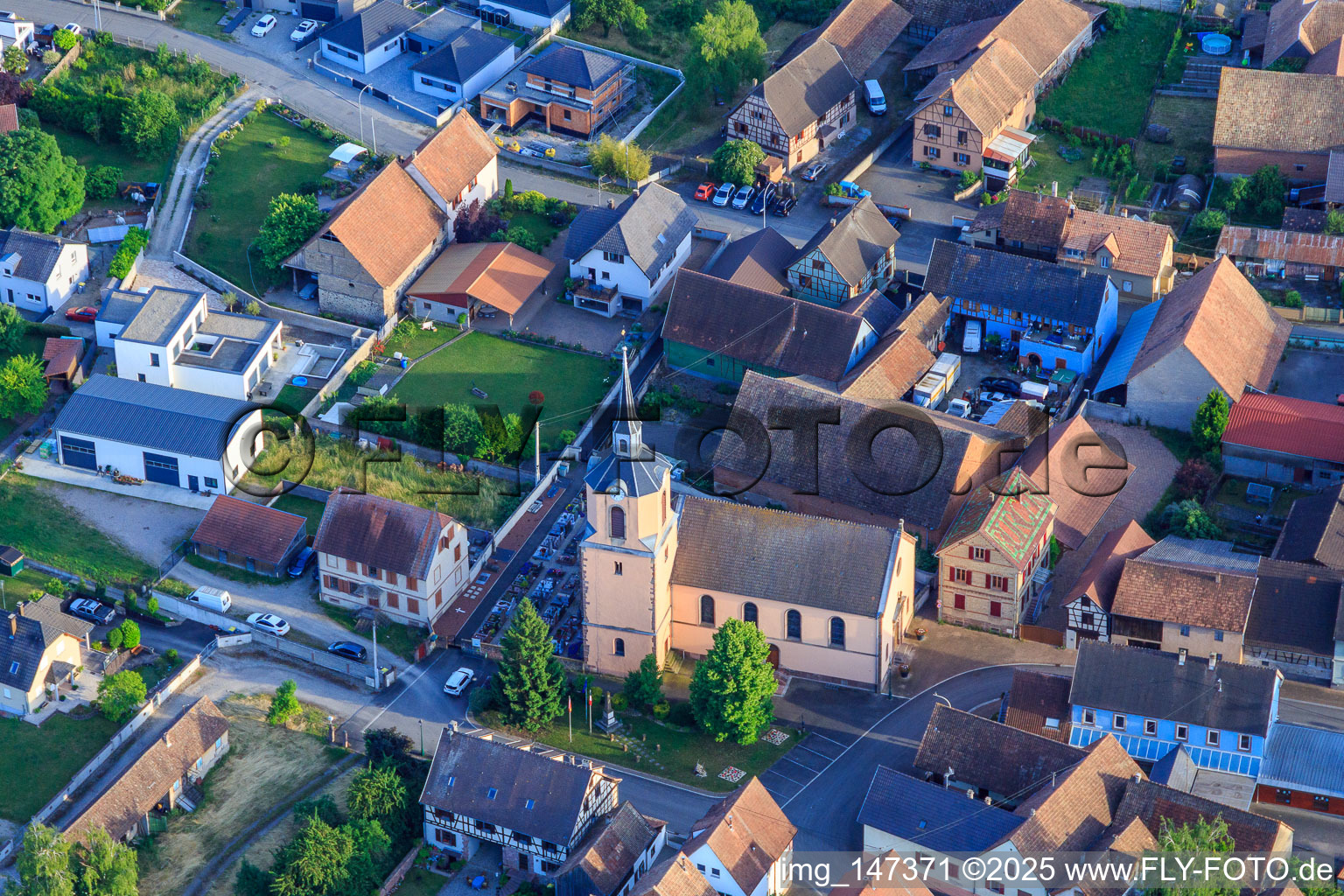 Kirche und Mairie in Dorfmitte in Hessenheim im Bundesland Bas-Rhin, Frankreich