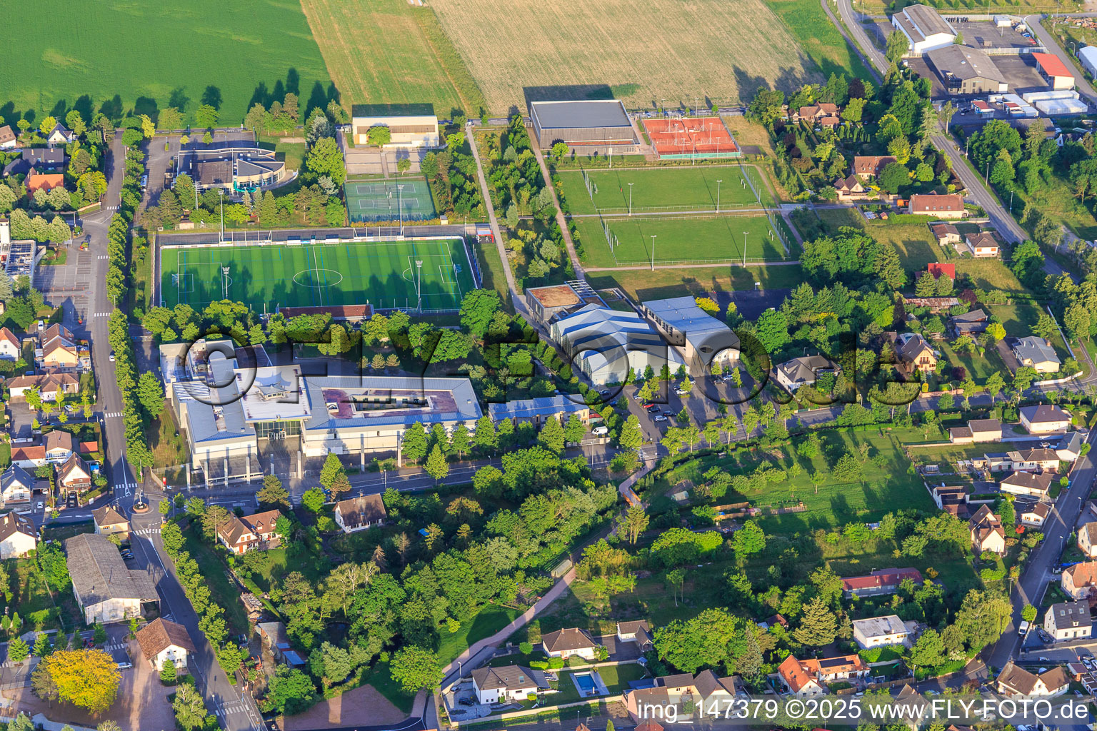 Piscine Aquaried und Terrain de Football am Collège Jean-Jacques Waltz und Gymnasium in Marckolsheim im Bundesland Bas-Rhin, Frankreich
