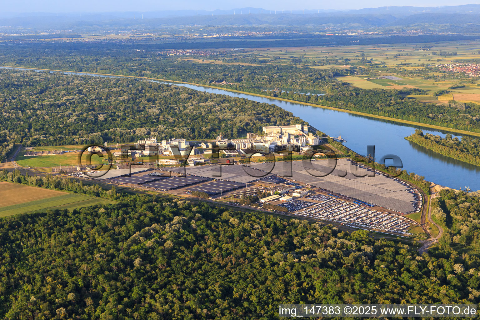 Zone Industrielle et Portuaire mit Industrieanlagen am Rhein der Jungbunzlauer S.A. und TEREOS Starch & Sweeteners Europe vor dem PKW Lager der CEVA Logistics in Marckolsheim im Bundesland Bas-Rhin, Frankreich