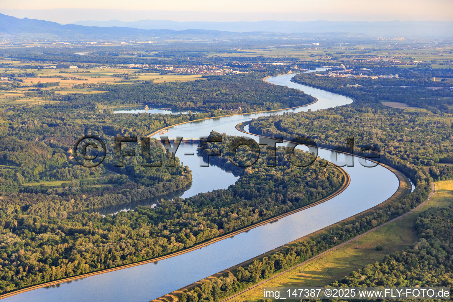 Rheininsel aus Norden mit Barrage EDF de Rhinau in Artzenheim im Bundesland Haut-Rhin, Frankreich