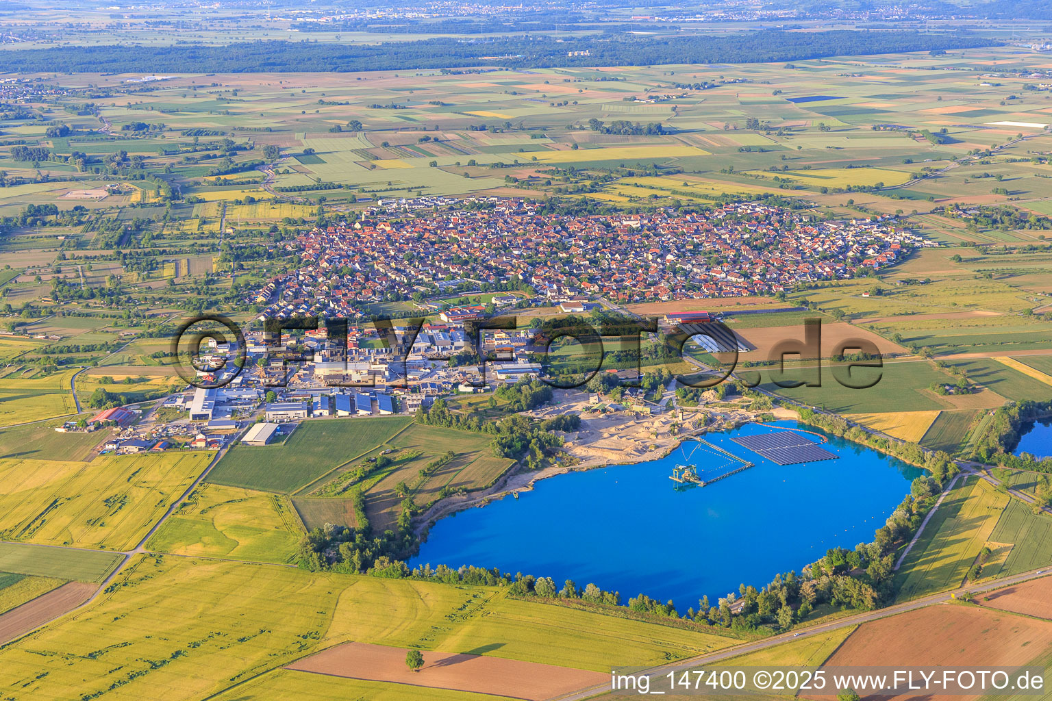 Ortsansicht aus Südwesten mit Baggersee/Kiesgrube Wyhl mit schwimmender PV-Anlage der Hermann Uhl KG - Werk Wyhl-Ort in Wyhl am Kaiserstuhl im Bundesland Baden-Württemberg, Deutschland