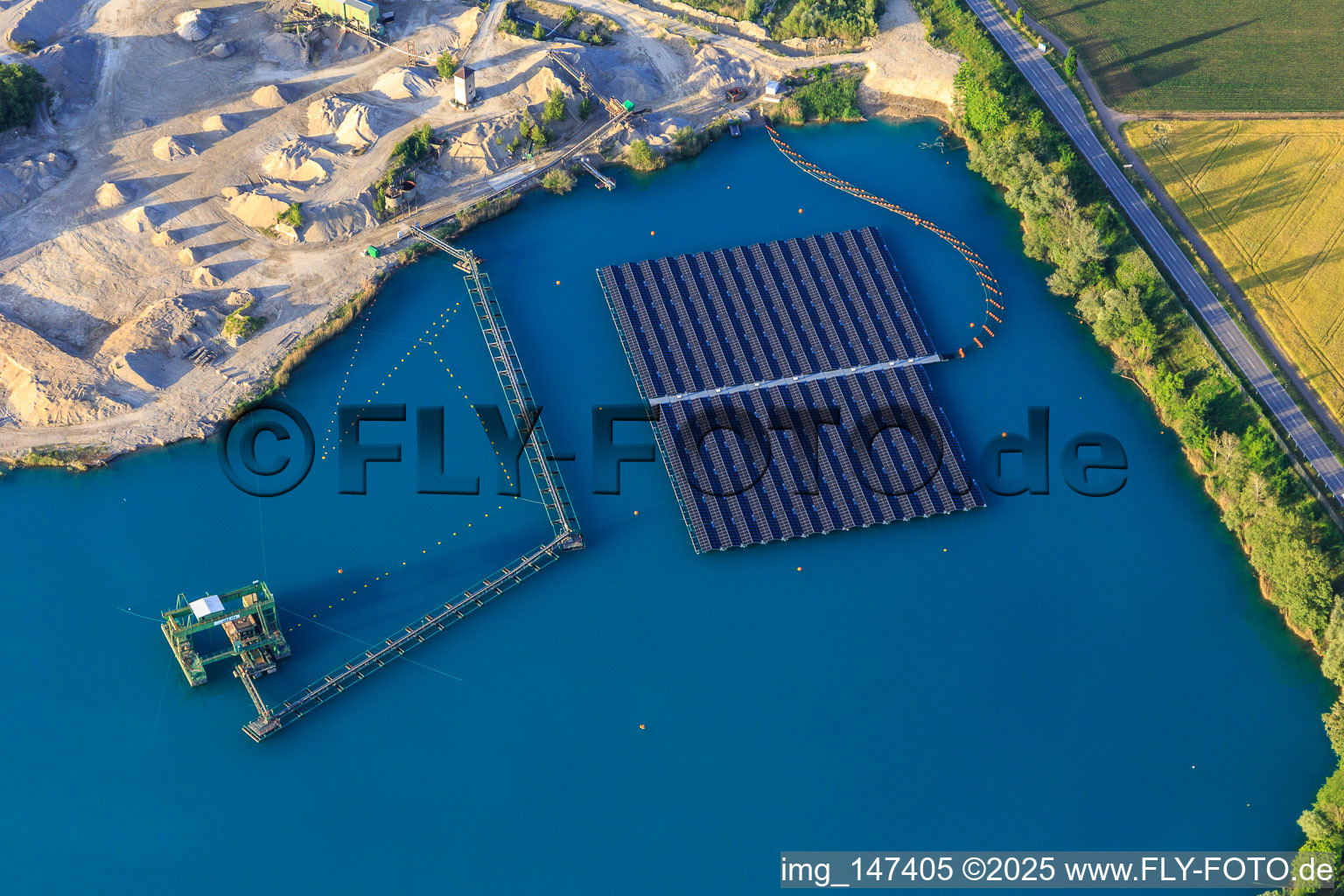 Baggersee/Kiesgrube Wyhl mit schwimmender PV-Anlage der Hermann Uhl KG - Werk Wyhl-Ort in Wyhl am Kaiserstuhl im Bundesland Baden-Württemberg, Deutschland