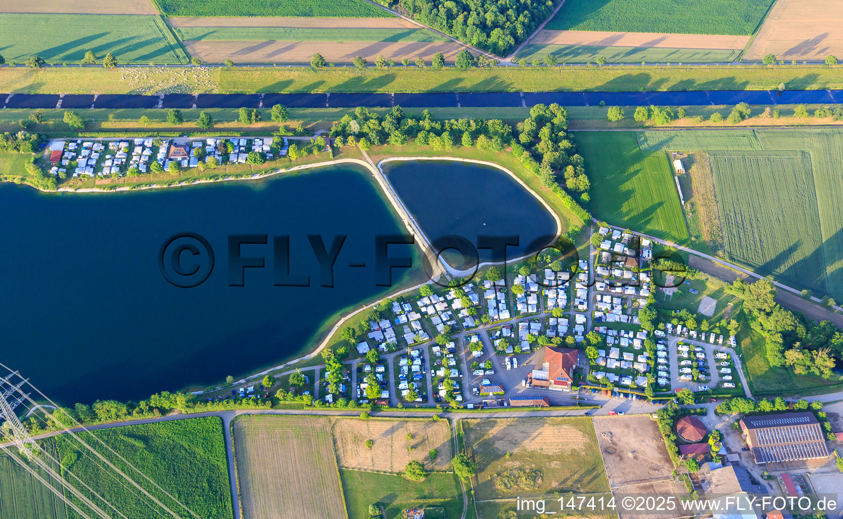 Müller-See Camping und Freizeit GmbH und Wohnmobilstellplatz Riegel am Kaiserstuhl am Naturschutzgebiet im großen Badesee Riegel im Bundesland Baden-Württemberg, Deutschland