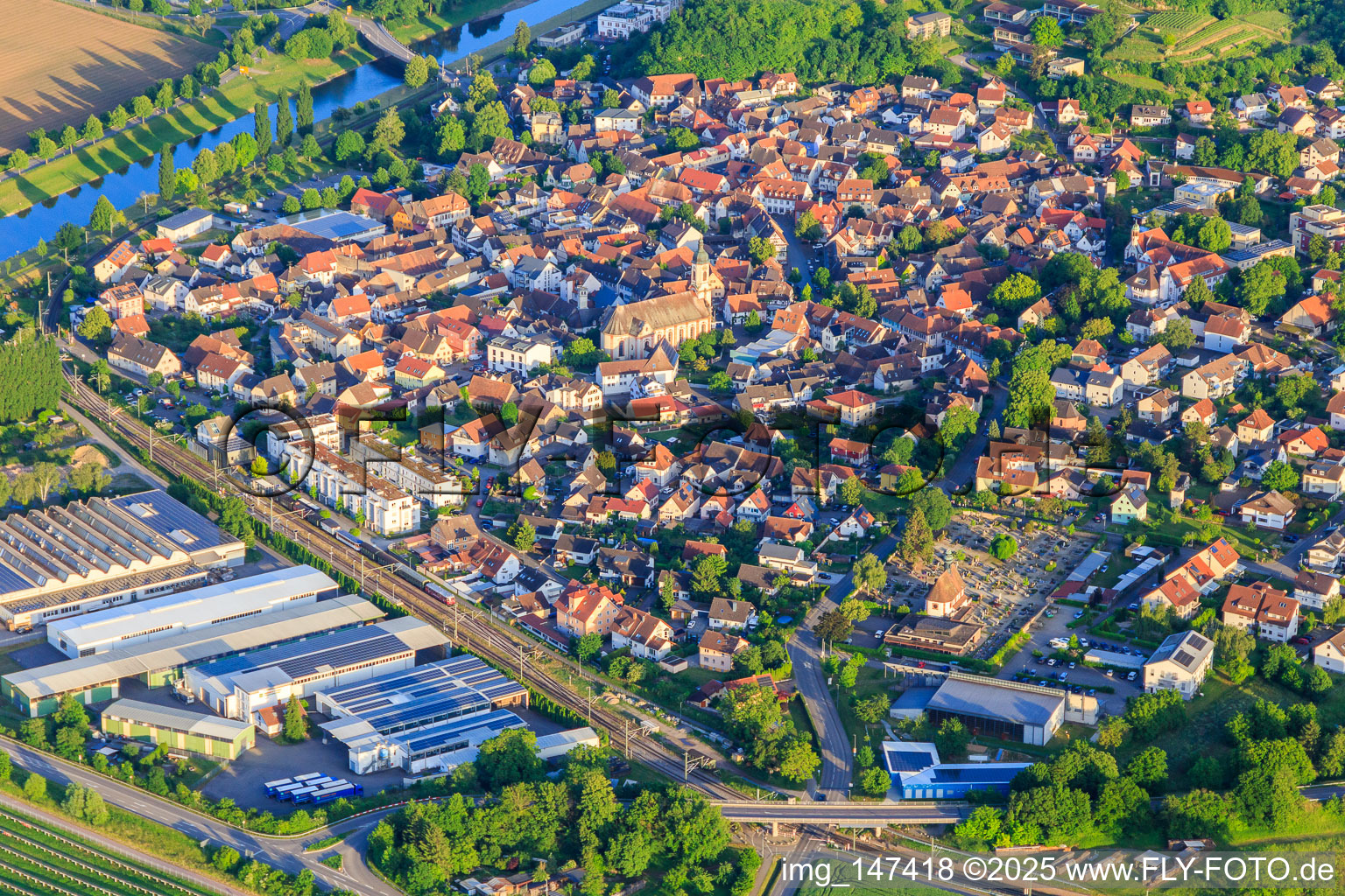 Historischer Ortskern mit Kirche St. Martin in Riegel am Kaiserstuhl im Bundesland Baden-Württemberg, Deutschland