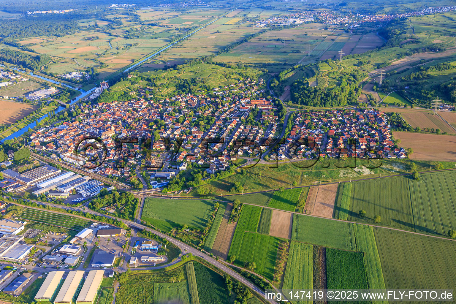 Stadtübersicht am Leopoldskanal aus Norden in Riegel am Kaiserstuhl im Bundesland Baden-Württemberg, Deutschland