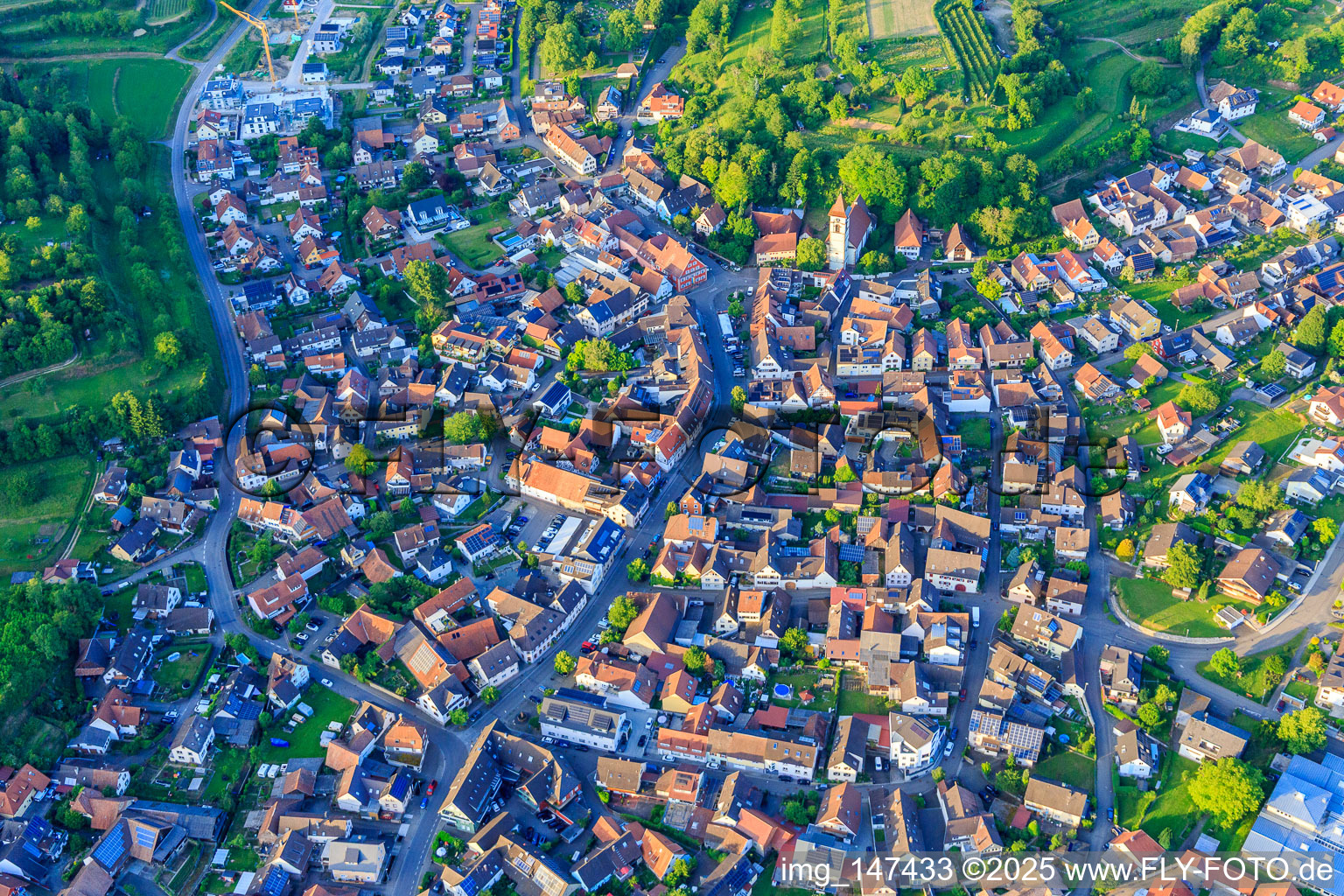 Hauptstraße und Evangelische Jakobskirche in Malterdingen im Bundesland Baden-Württemberg, Deutschland