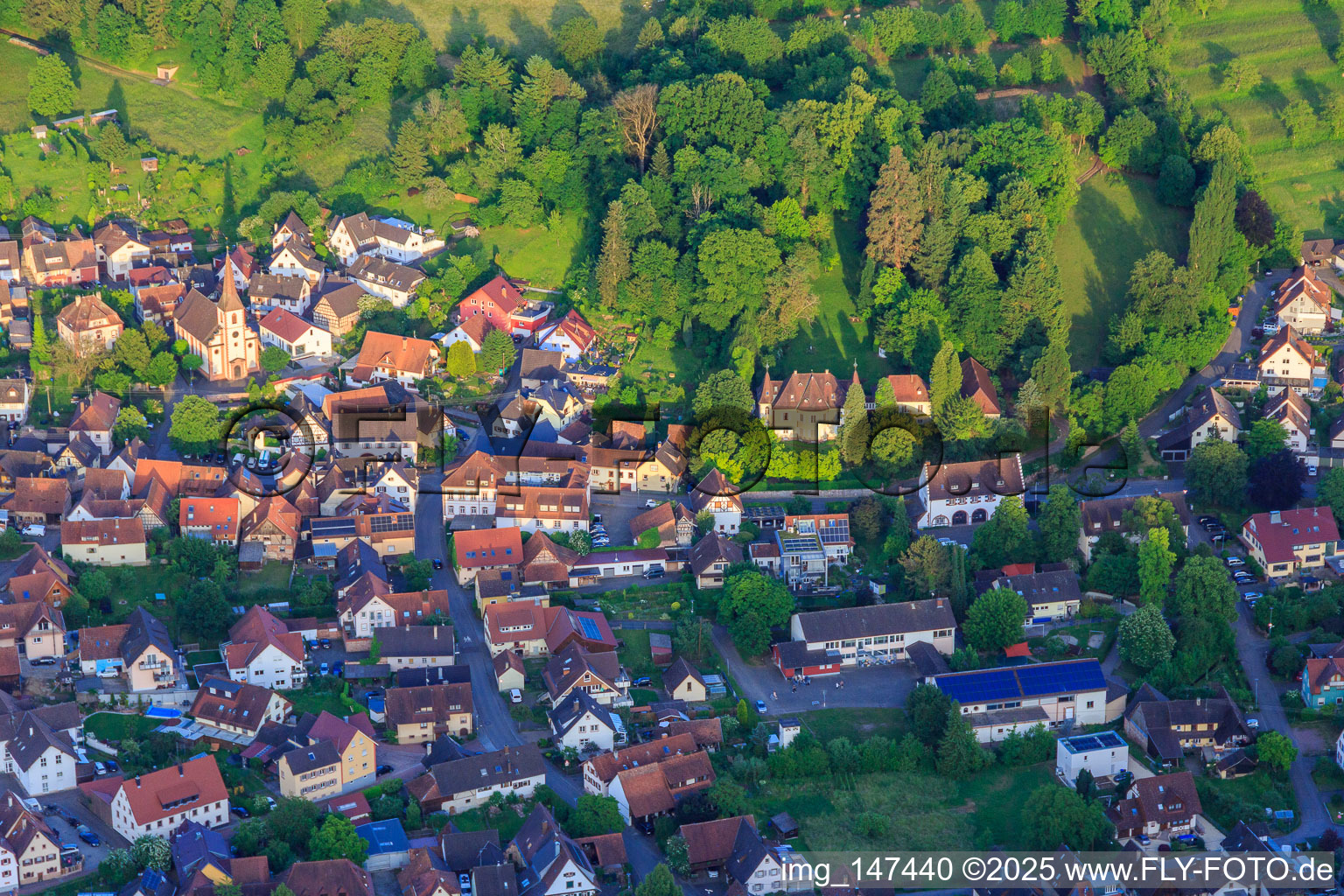 Winzerortansicht mit Schloss und Schlosspark aus Westen im Ortsteil Heimbach in Teningen im Bundesland Baden-Württemberg, Deutschland