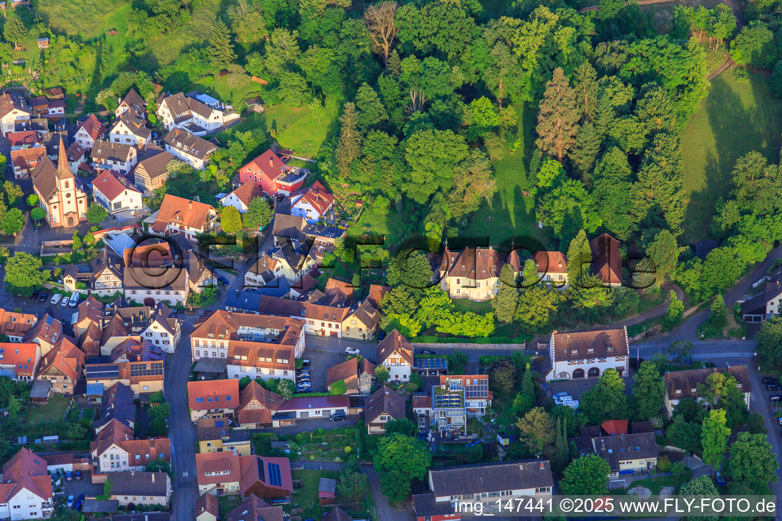 Luftbild von Winzerortansicht mit Schloss und Schlosspark aus Westen im Ortsteil Heimbach in Teningen im Bundesland Baden-Württemberg, Deutschland