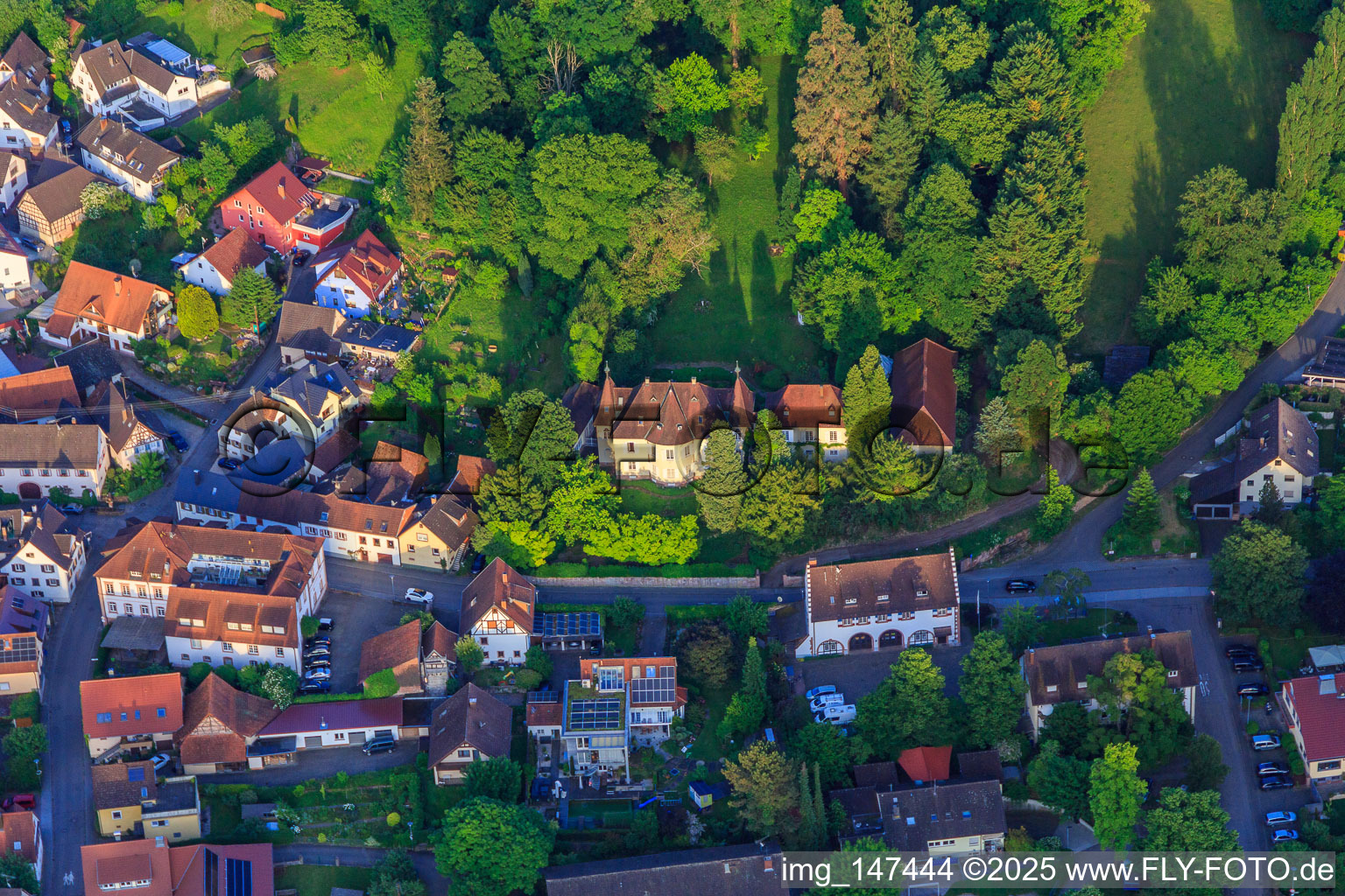 Luftaufnahme von Winzerortansicht mit Schloss und Schlosspark aus Westen im Ortsteil Heimbach in Teningen im Bundesland Baden-Württemberg, Deutschland