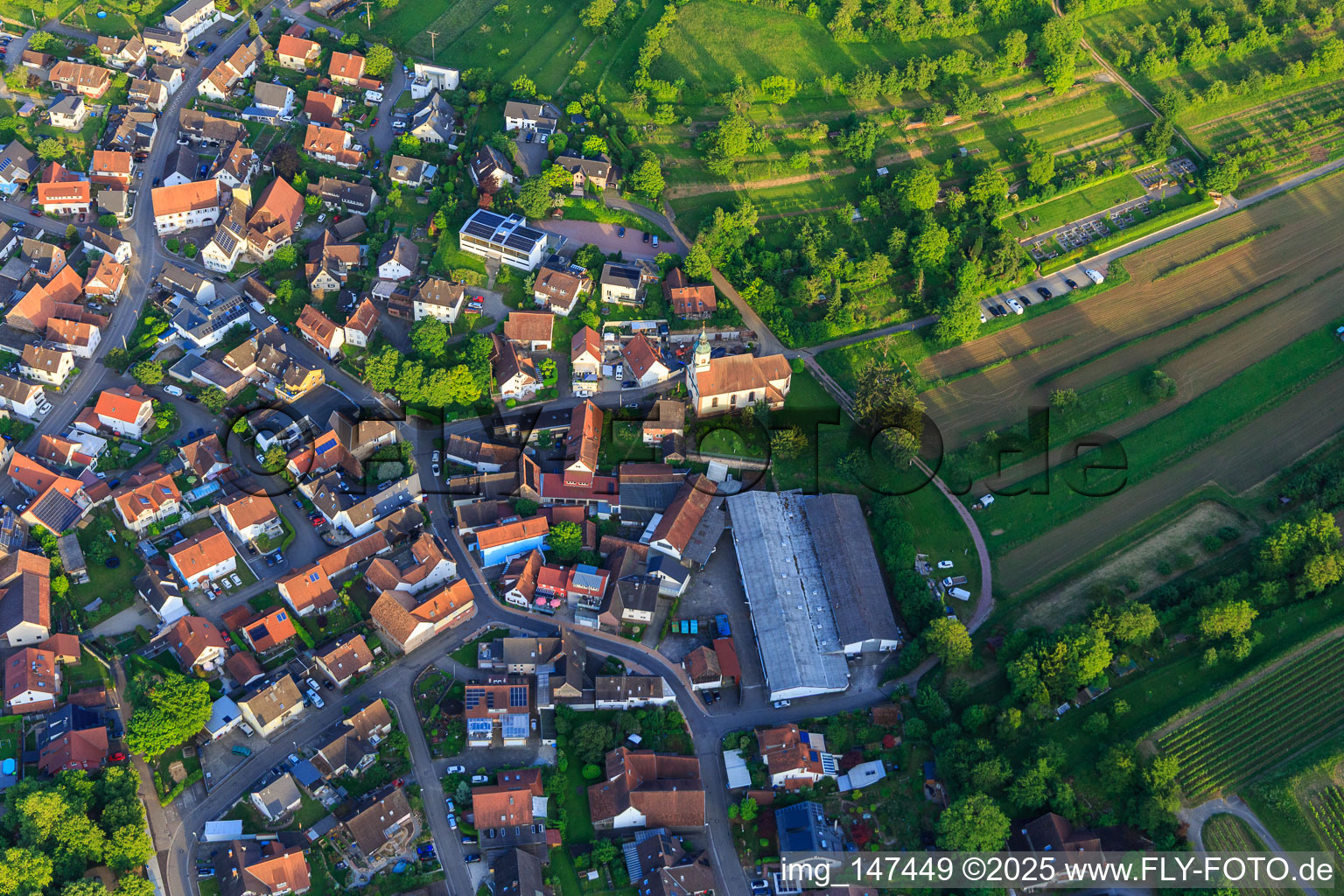 Dorfansicht mit Abdeckfuchs24 GmbH und Kirche St. Sebastian im Ortsteil Bombach in Kenzingen im Bundesland Baden-Württemberg, Deutschland