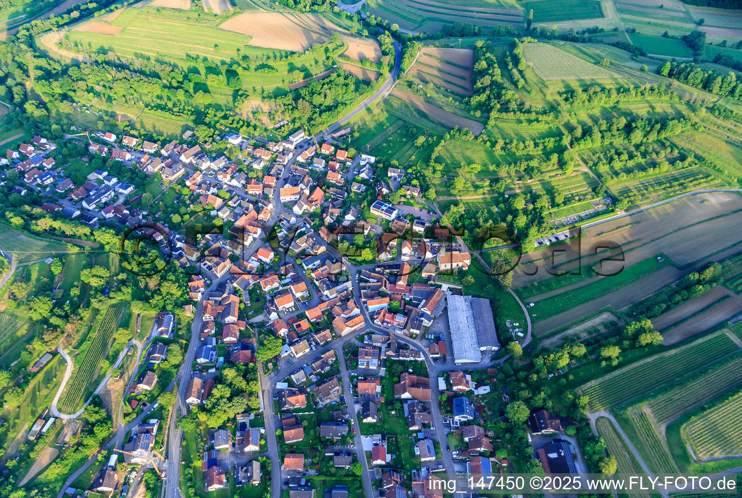 Luftbild von Dorfansicht mit Abdeckfuchs24 GmbH und Kirche St. Sebastian im Ortsteil Bombach in Kenzingen im Bundesland Baden-Württemberg, Deutschland
