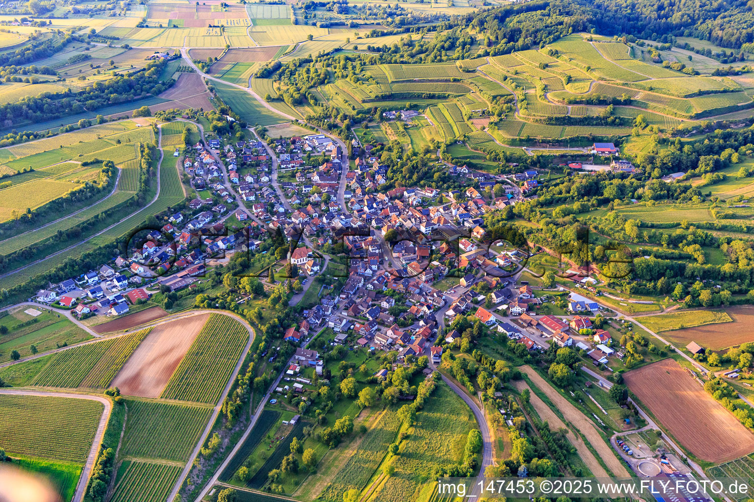 Winzerdorfansicht aus Süden im Ortsteil Bombach in Kenzingen im Bundesland Baden-Württemberg, Deutschland
