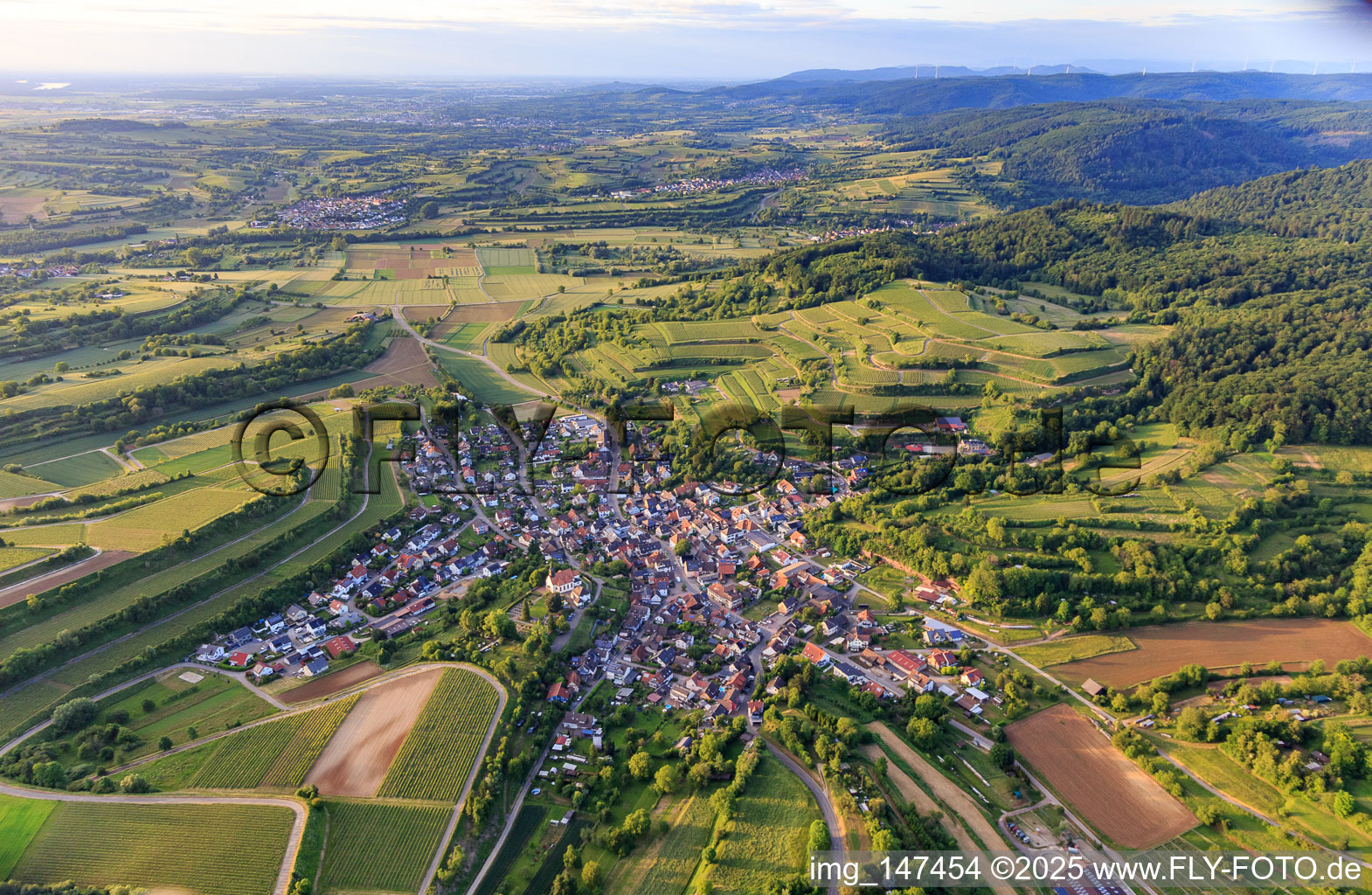 Luftbild von Winzerdorfansicht aus Süden im Ortsteil Bombach in Kenzingen im Bundesland Baden-Württemberg, Deutschland