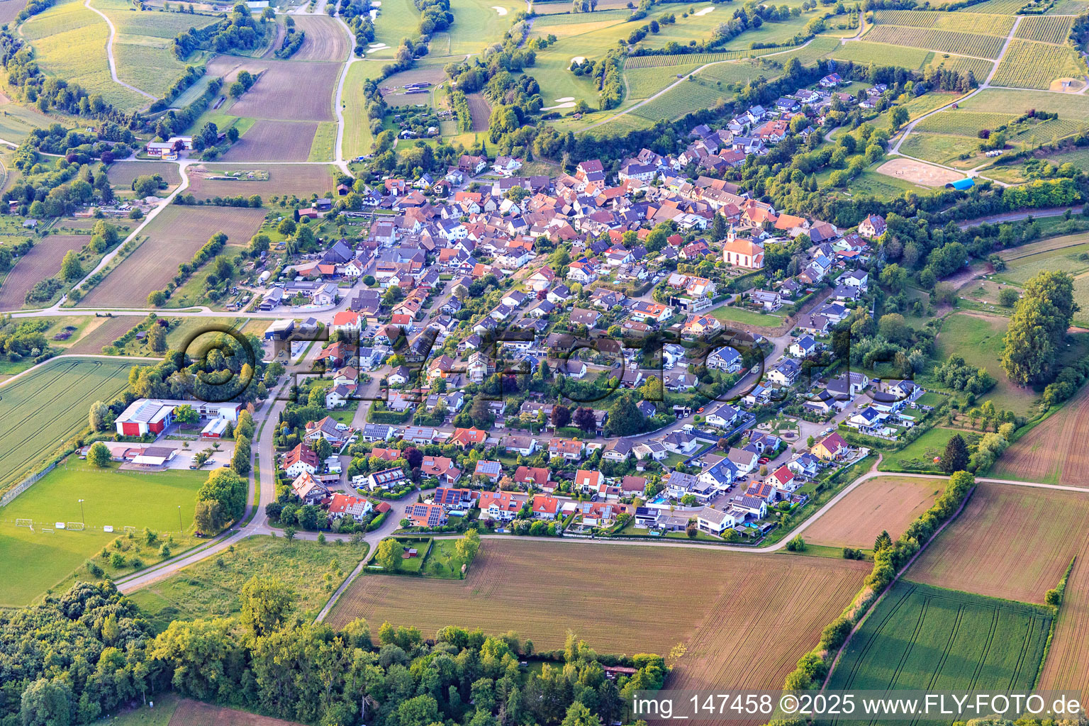 Winzerdorfansicht aus Südosten im Ortsteil Tutschfelden in Herbolzheim im Bundesland Baden-Württemberg, Deutschland
