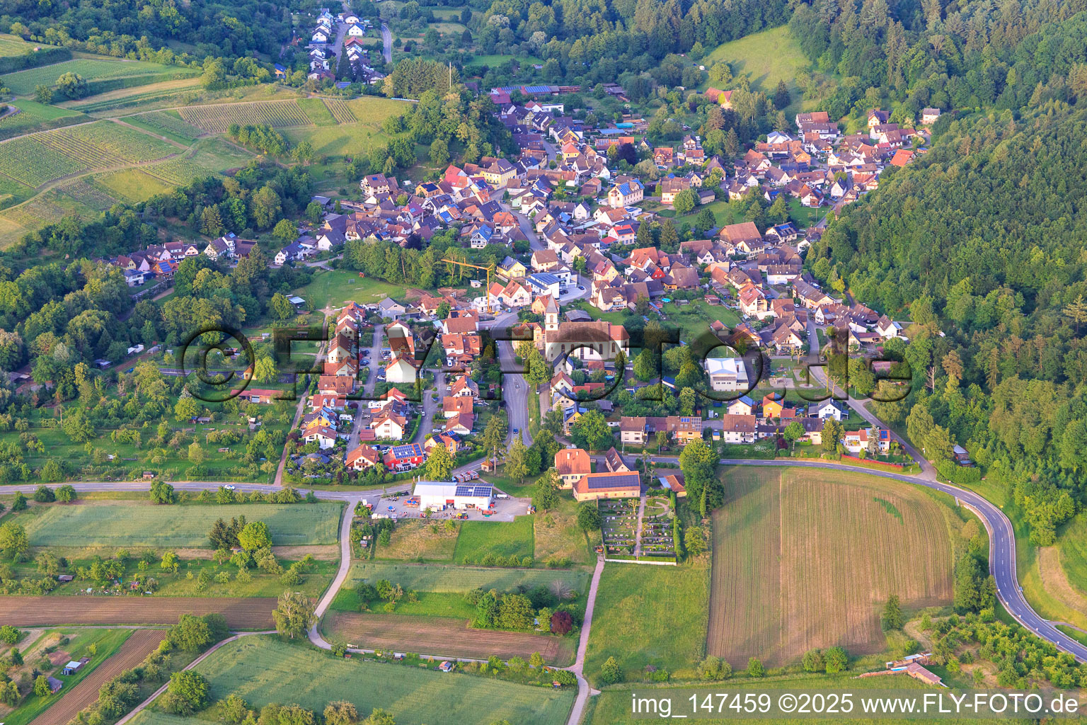 Winzerdorfansicht aus Westen mit Kirche St. Hilarius im Ortsteil Bleichheim in Herbolzheim im Bundesland Baden-Württemberg, Deutschland