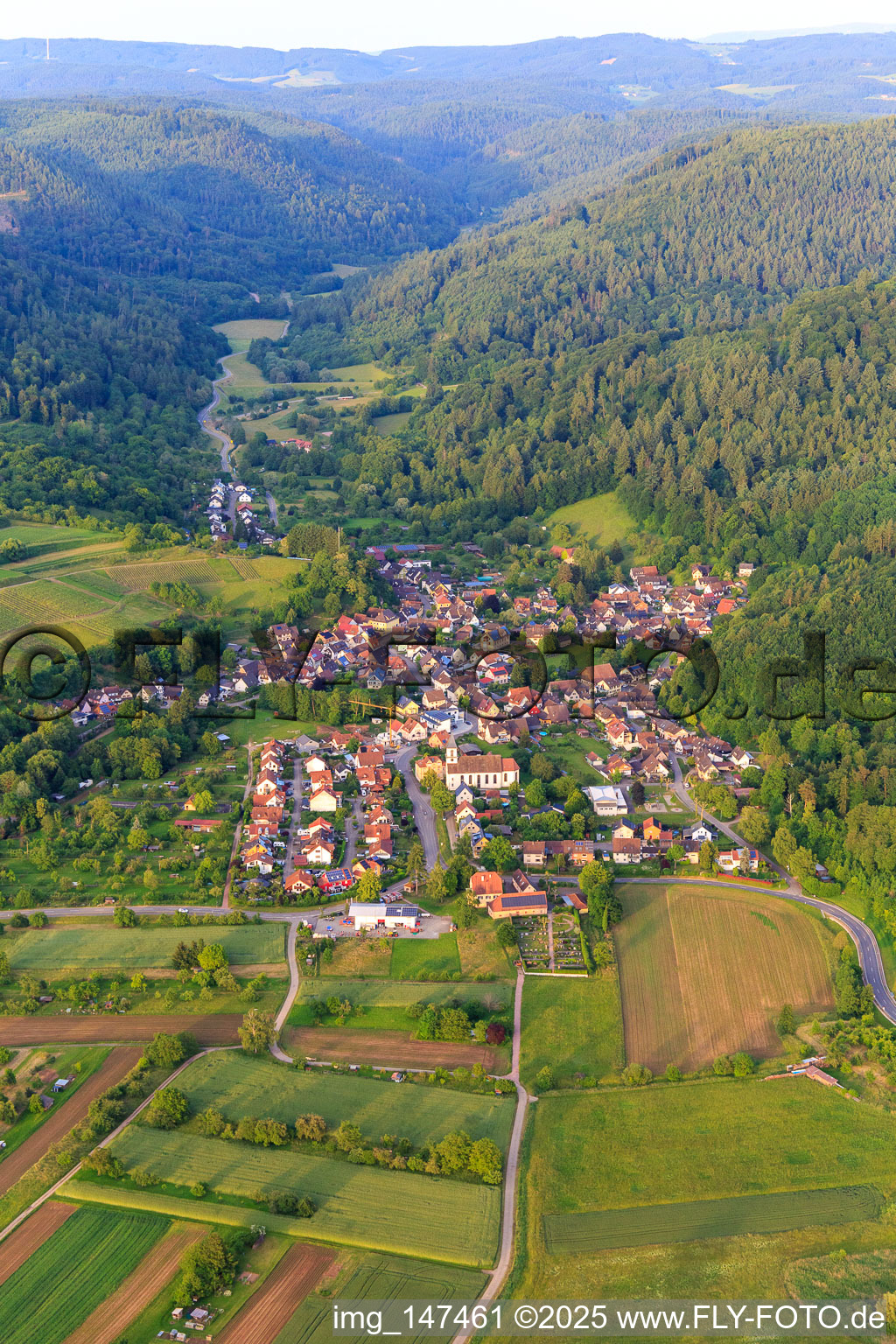 Winzerdorfansicht im Bleichtal aus Westen mit Kirche St. Hilarius im Ortsteil Bleichheim in Herbolzheim im Bundesland Baden-Württemberg, Deutschland