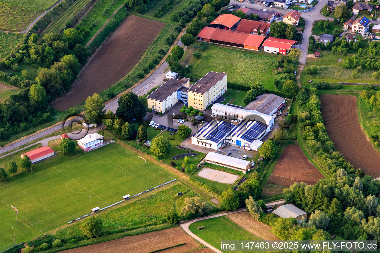 Gunther Schmidt Schlosserei und Metallbau, Rehaklinik und Sportplatz des SV Broggingen in Herbolzheim im Bundesland Baden-Württemberg, Deutschland