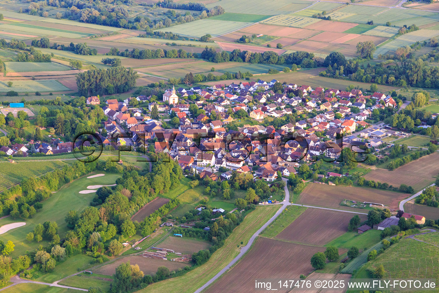 Dorfansicht von Norden im Ortsteil Tutschfelden in Herbolzheim im Bundesland Baden-Württemberg, Deutschland
