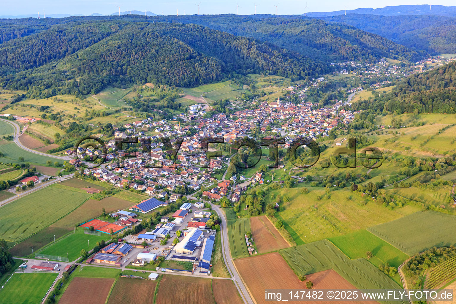 Dorfansicht im Ettenbachtal von Westen im Ortsteil Münchweier in Ettenheim im Bundesland Baden-Württemberg, Deutschland