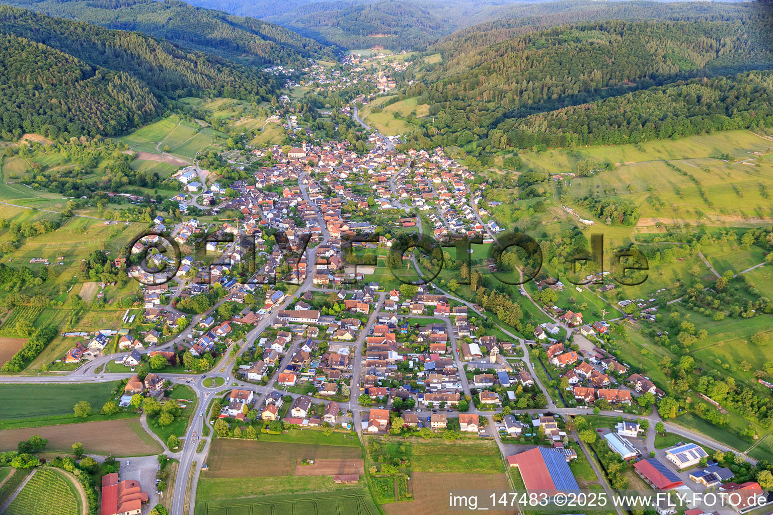 Luftbild von Dorfansicht im Ettenbachtal von Westen im Ortsteil Münchweier in Ettenheim im Bundesland Baden-Württemberg, Deutschland