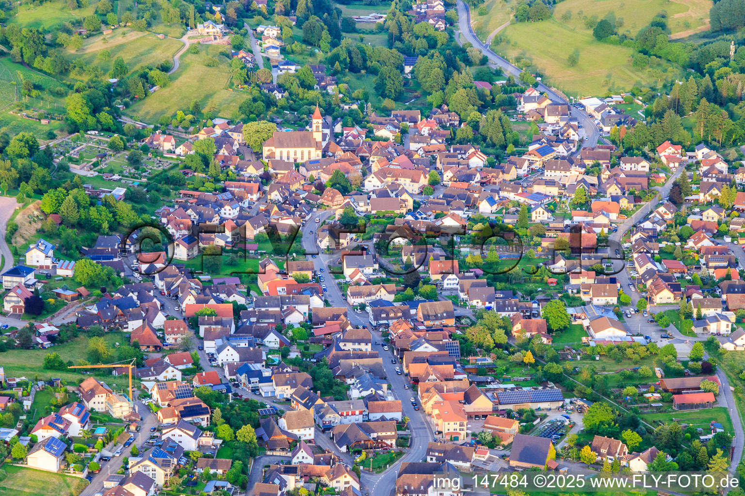 Dorfansicht im Ettenbachtal mit Heilig- Kreuz Kirche von Westen im Ortsteil Münchweier in Ettenheim im Bundesland Baden-Württemberg, Deutschland