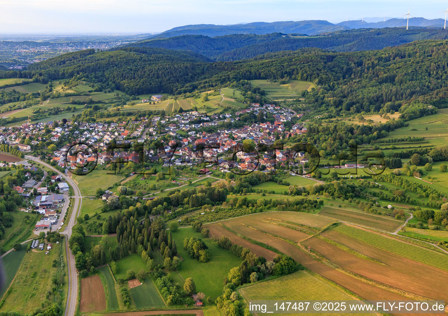 Dorfansicht von Süden im Ortsteil Schmieheim in Kippenheim im Bundesland Baden-Württemberg, Deutschland