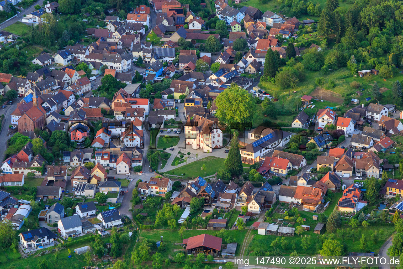 Luftaufnahme von Dorfansicht von Südwesten mit  Schmieheimer Schloss in Kippenheim im Bundesland Baden-Württemberg, Deutschland