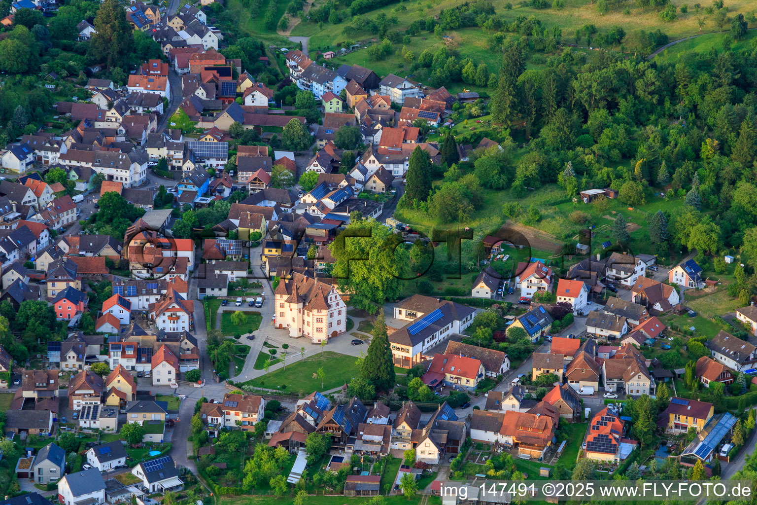 Schrägluftbild von Dorfansicht von Südwesten mit  Schmieheimer Schloss in Kippenheim im Bundesland Baden-Württemberg, Deutschland