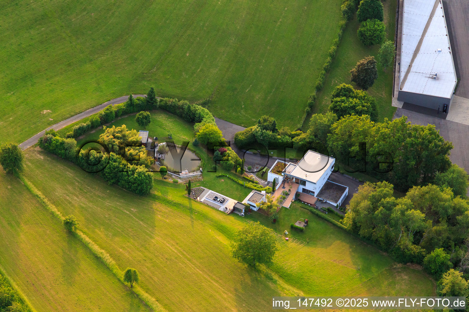 Villa mit Teich an der Kippenheimer Straße im Ortsteil Schmieheim im Bundesland Baden-Württemberg, Deutschland