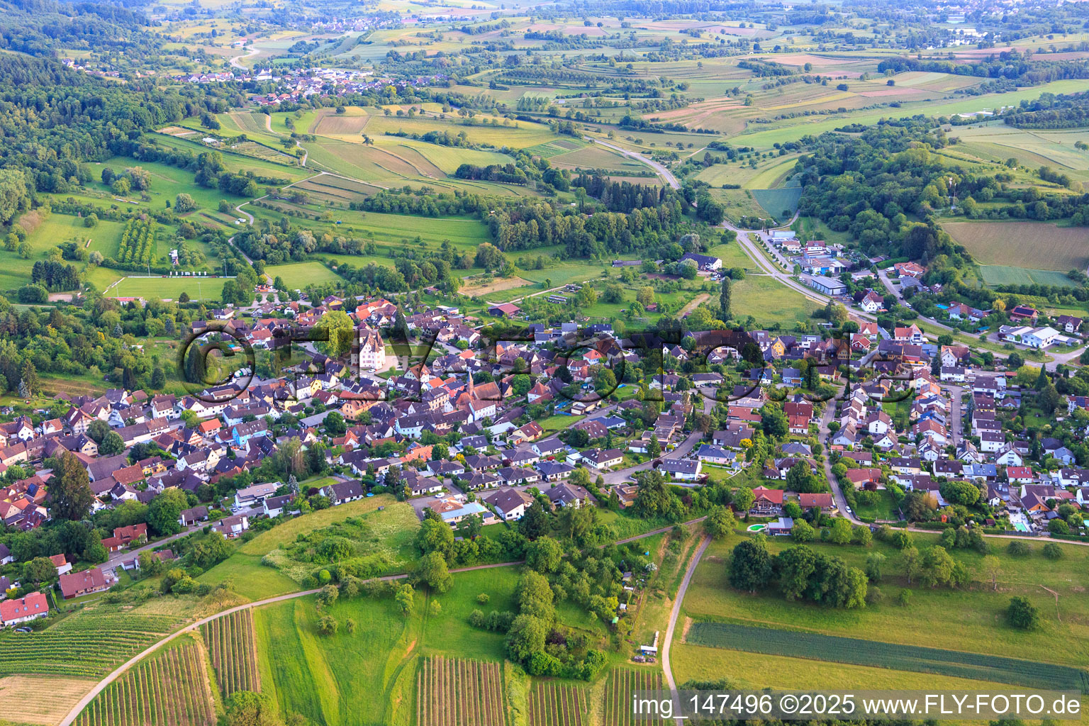 Luftbild von Dorfansicht von Nordwesten mit  Schmieheimer Schloss in Kippenheim im Bundesland Baden-Württemberg, Deutschland
