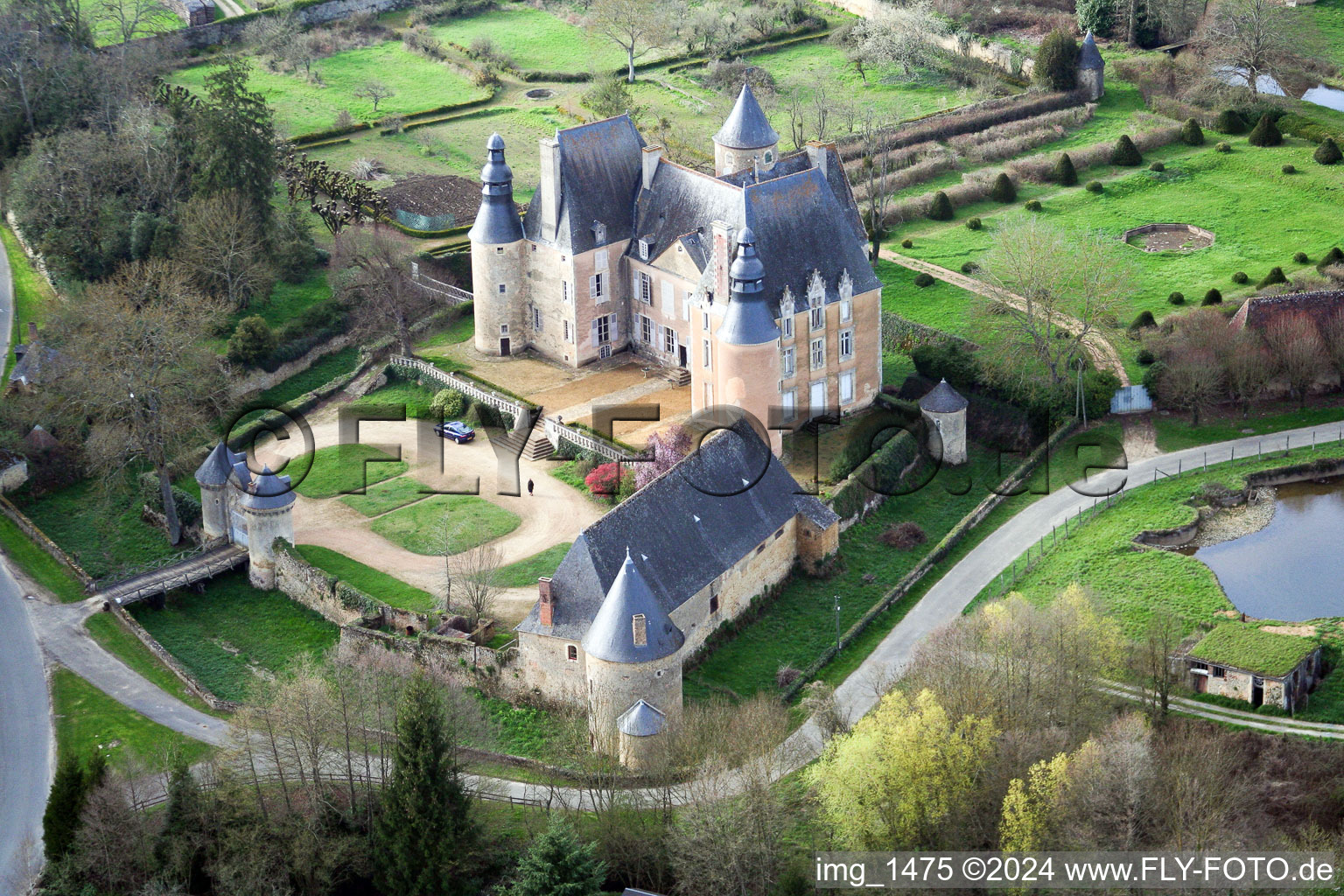 Burganlage des Schloß Le Chateau de Semur-en-Vallon im Bundesland Sarthe, Frankreich