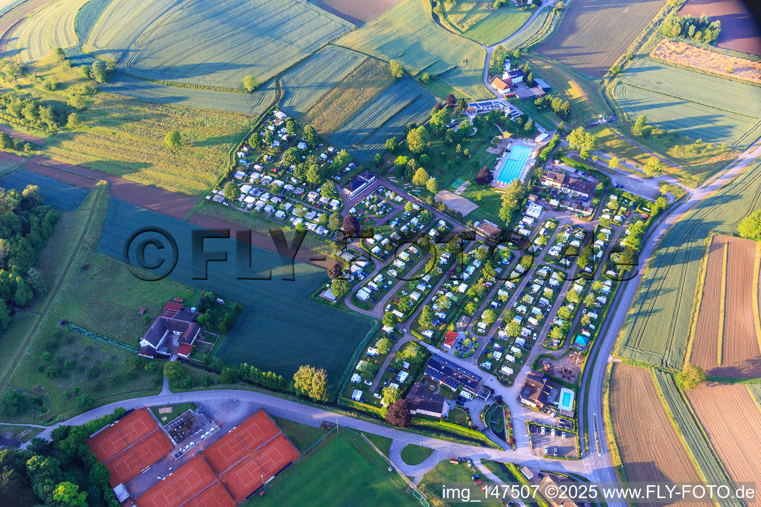 Schrägluftbild von Campingpark Oase am Carl-Hermann-Jäger-Freibad und Tennisclub Ettenheim e.V im Bundesland Baden-Württemberg, Deutschland