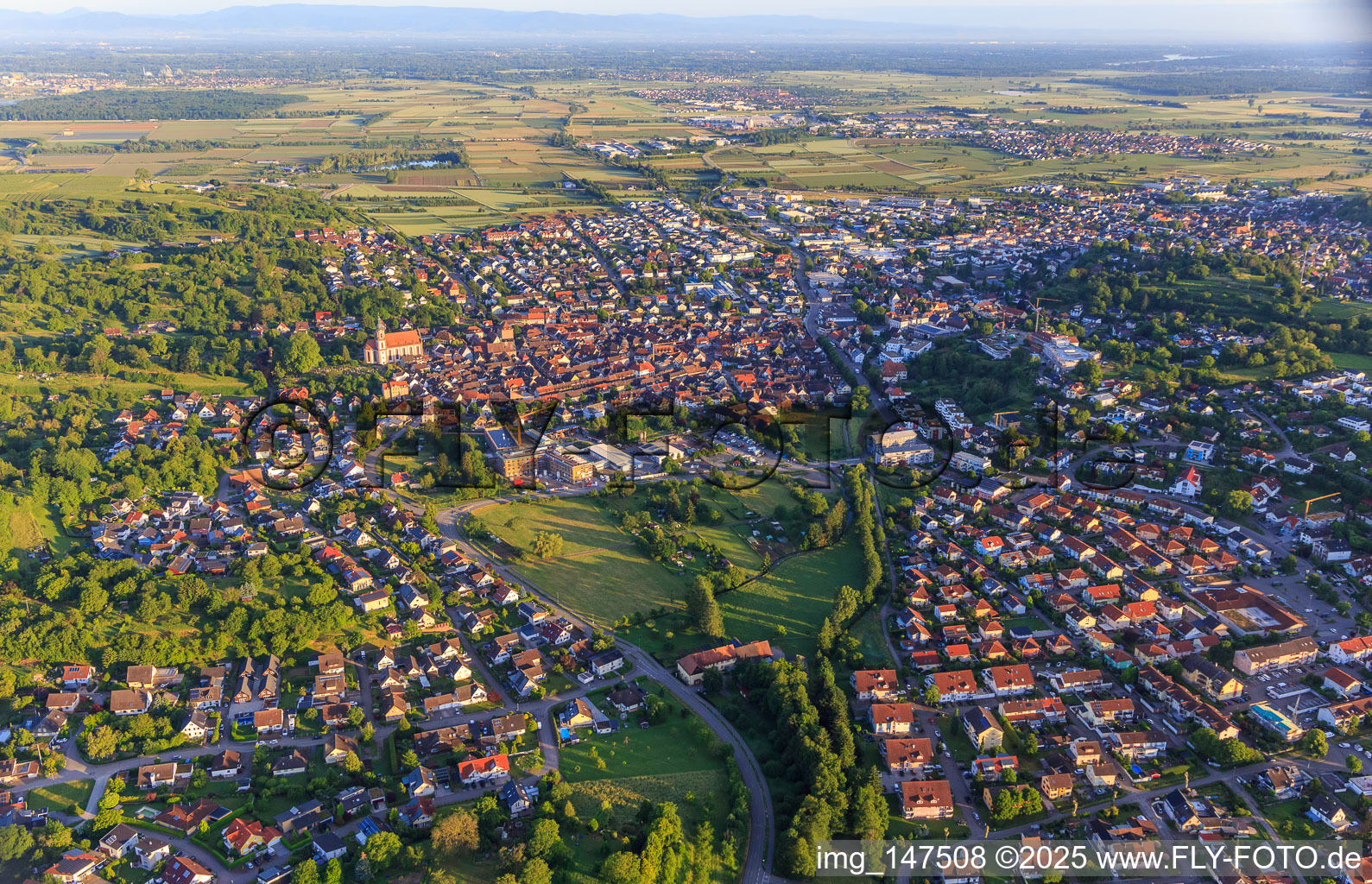 Luftbild von Stadtansicht aus Osten in Ettenheim im Bundesland Baden-Württemberg, Deutschland