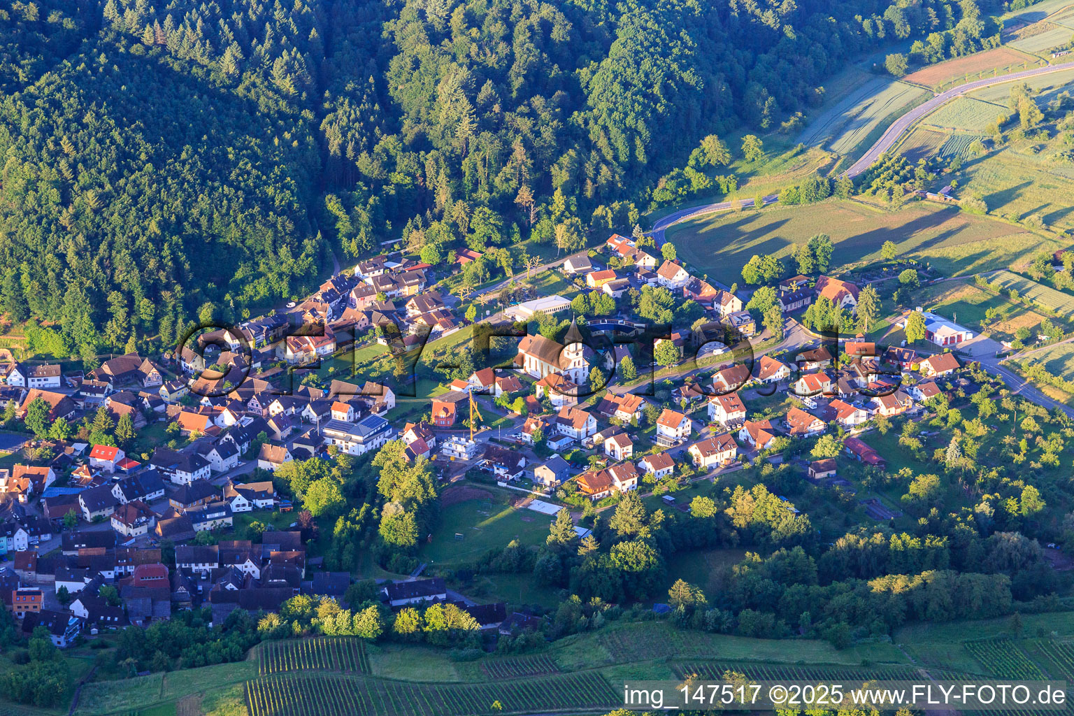 Winzerdorfansicht aus Norden mit Kirche St. Hilarius im Ortsteil Bleichheim in Herbolzheim im Bundesland Baden-Württemberg, Deutschland