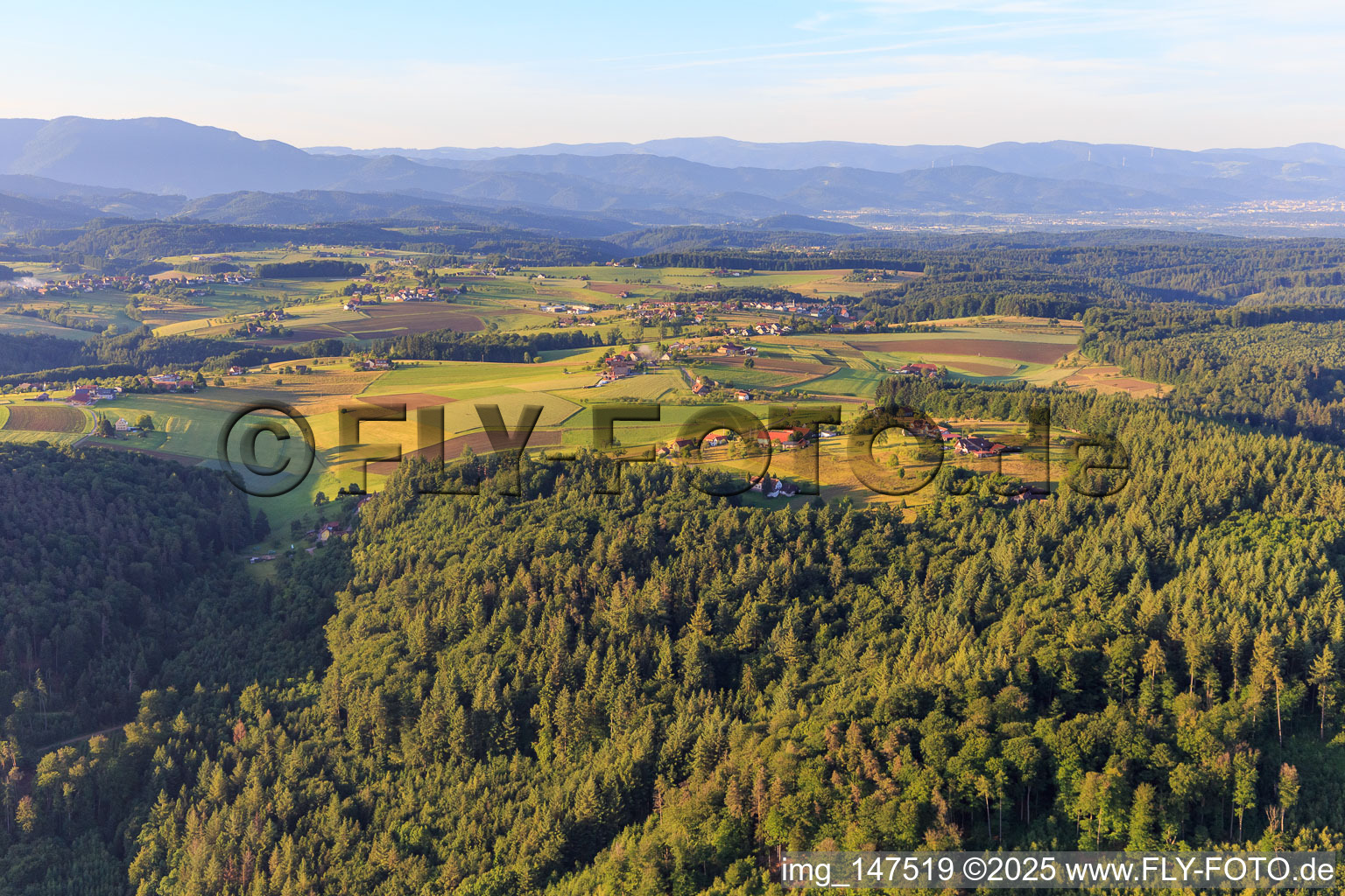 Weiler auf der Hochebene des Schwarzwalds im Ortsteil Ottoschwanden in Freiamt im Bundesland Baden-Württemberg, Deutschland
