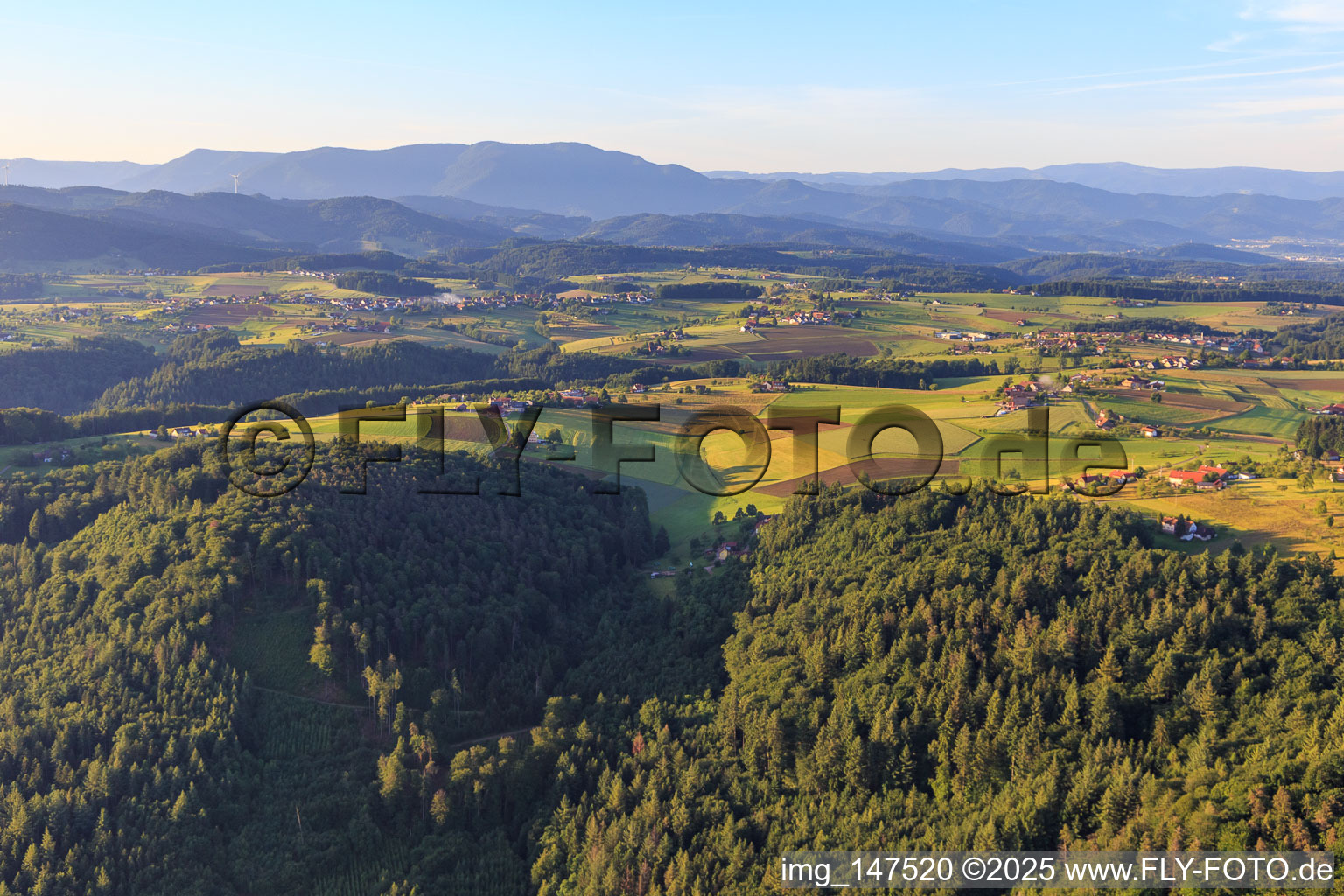 Luftbild von Weiler auf der Hochebene des Schwarzwalds im Ortsteil Ottoschwanden in Freiamt im Bundesland Baden-Württemberg, Deutschland