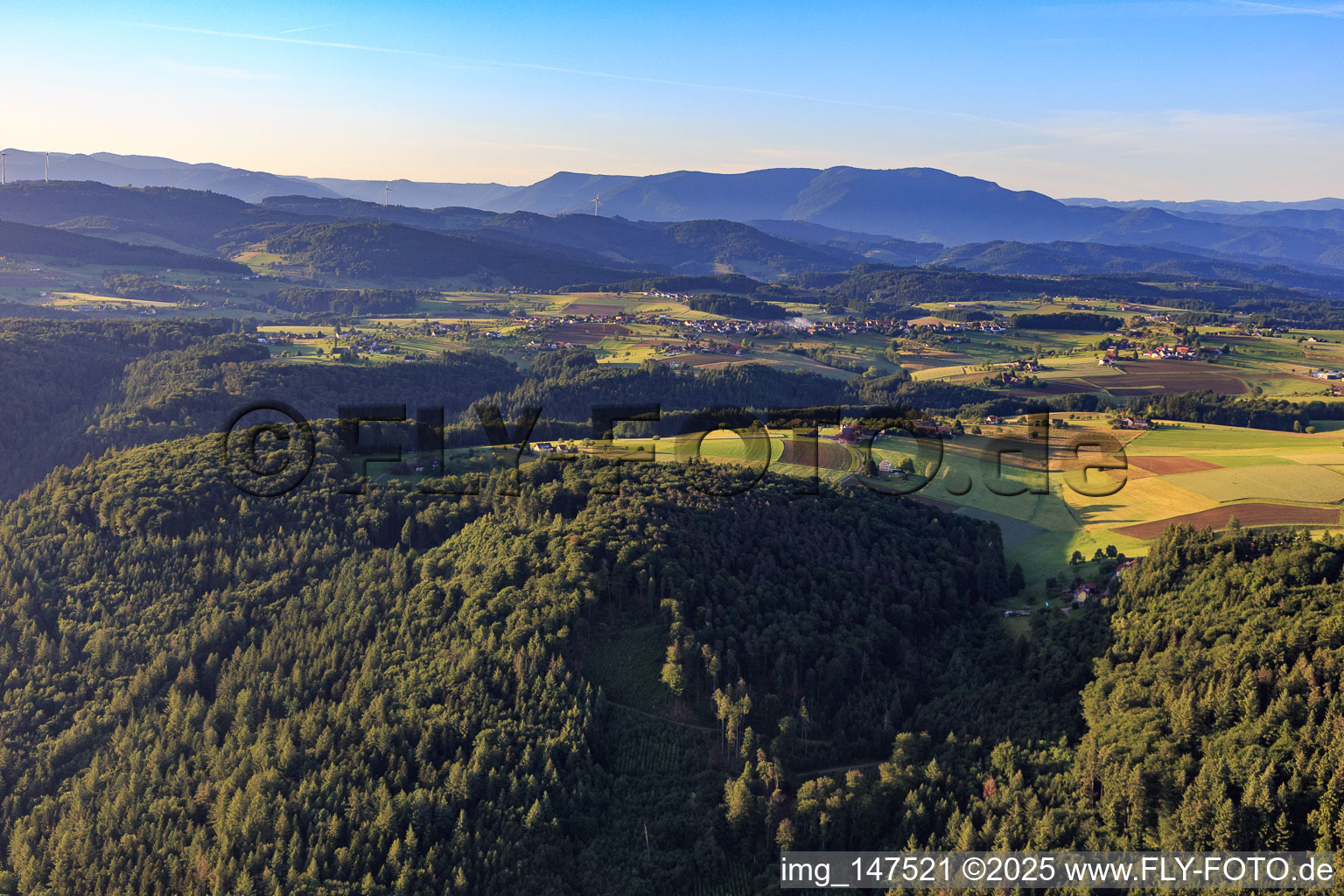 Luftaufnahme von Weiler auf der Hochebene des Schwarzwalds im Ortsteil Ottoschwanden in Freiamt im Bundesland Baden-Württemberg, Deutschland