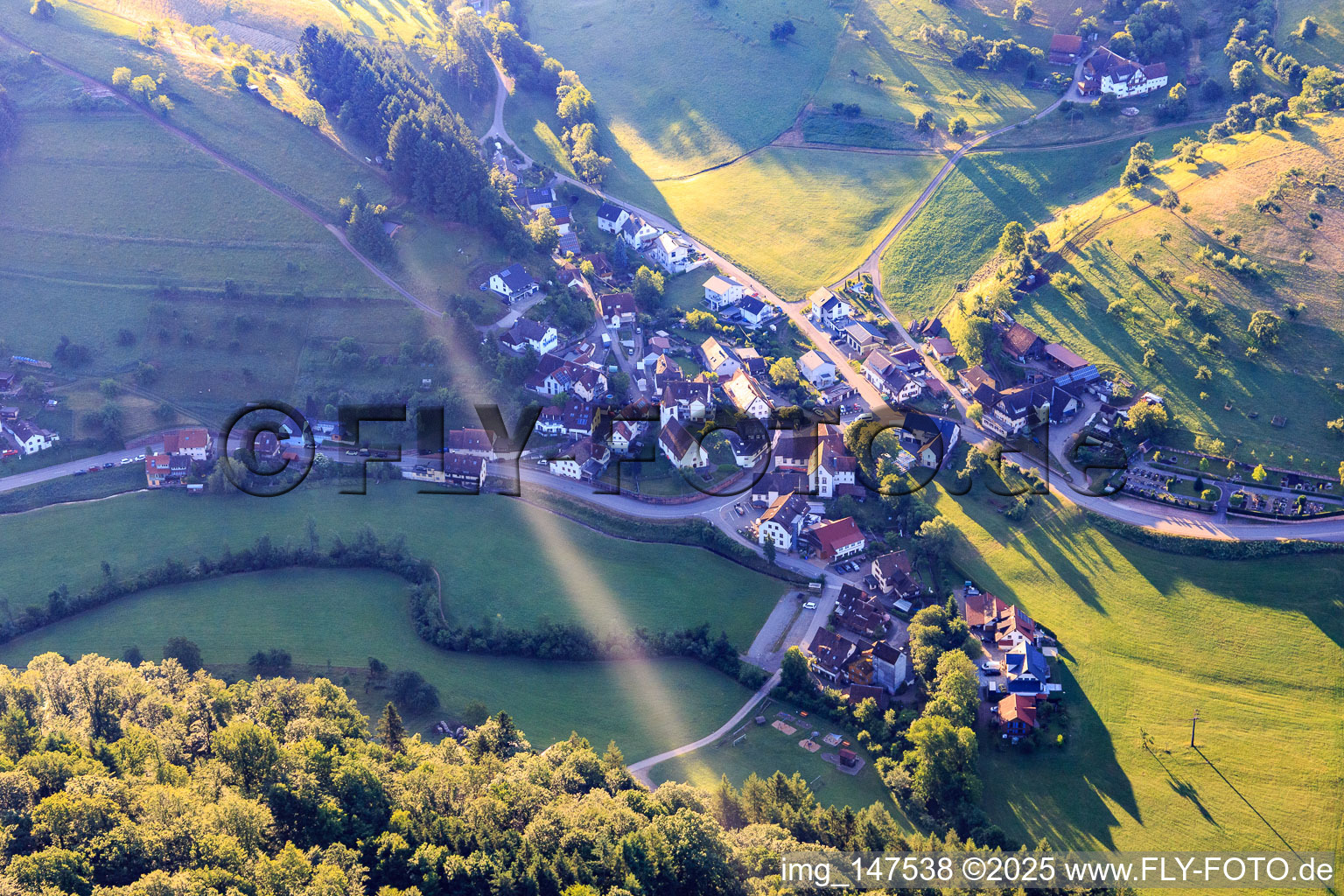 Dorfansicht im Reichenbachtal von Westen in Freiamt im Bundesland Baden-Württemberg, Deutschland