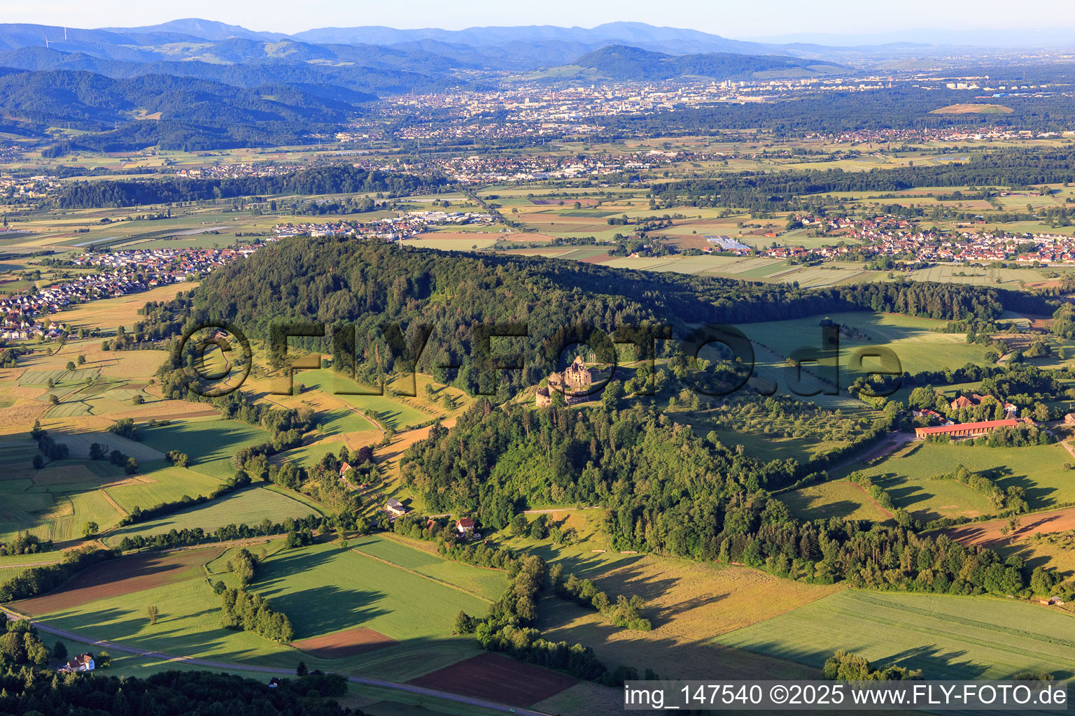 Breitenbachtal mit Festungsruine Hochburg bei Emmendingen aus Norden im Ortsteil Mühlebächle in Sexau im Bundesland Baden-Württemberg, Deutschland